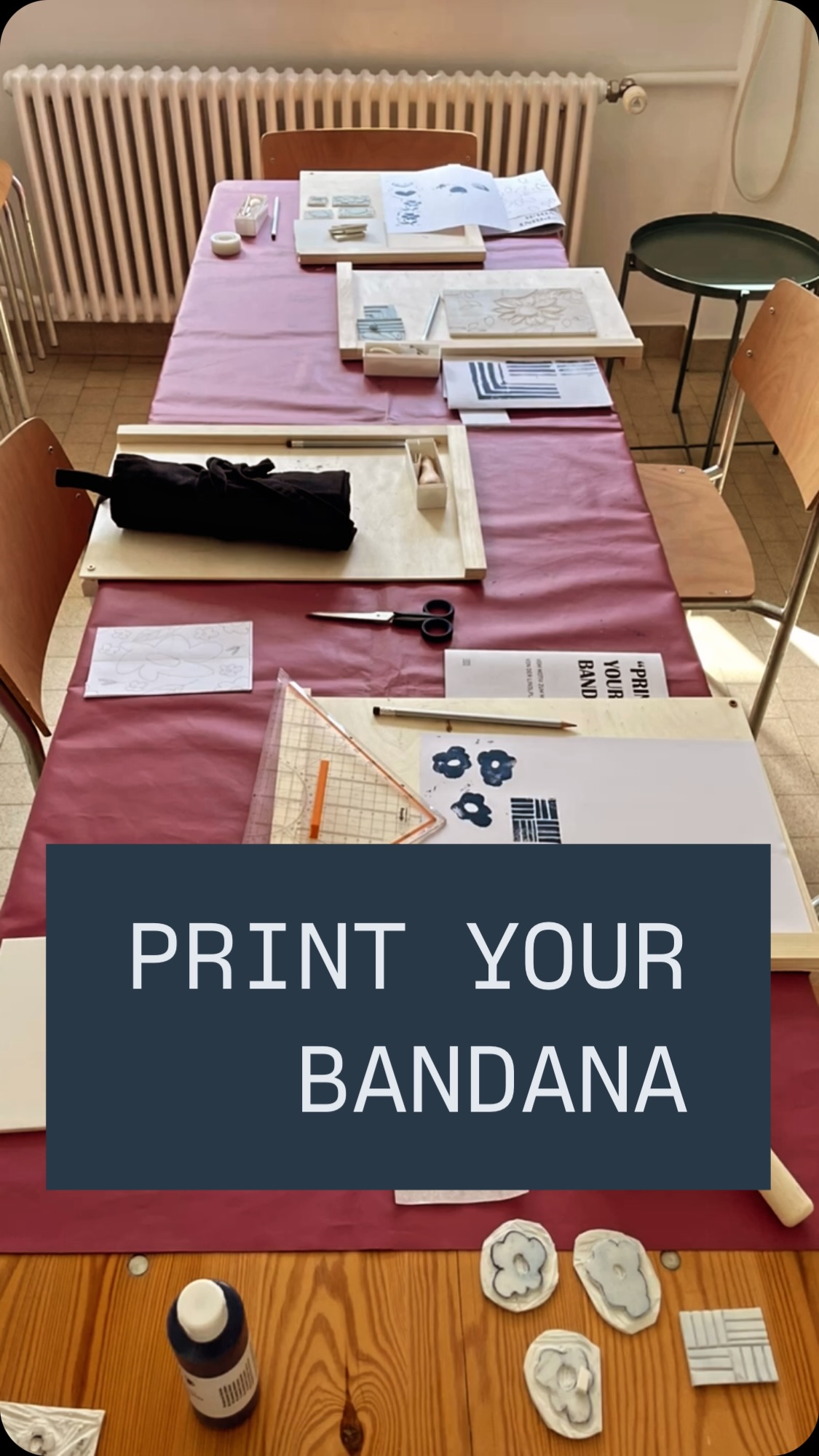 Ein kleiner Rückblick vom Bandana-Print-Kurs:
Ein Samstagnachmittag und ein Sonntag – und schon sind so tolle Ergebnisse entstanden!
Zuerst wurden Stempel nach eigenen Designs erstellt, anschließend die Bandanas bedruckt.
Die fertigen Tücher haben sich heute auf den Weg zu den Teilnehmer:innen gemacht und sind bereit für einen bunten Sommer.
Mit den geschnitzten Stempeln werden sicher noch viele Karten und Stoffe personalisiert!
Vielen Dank für dieses tolle Wochenende mit euch ☀️
#fibreatelier #fibreatelierkurs #linoprint #printyourbandana