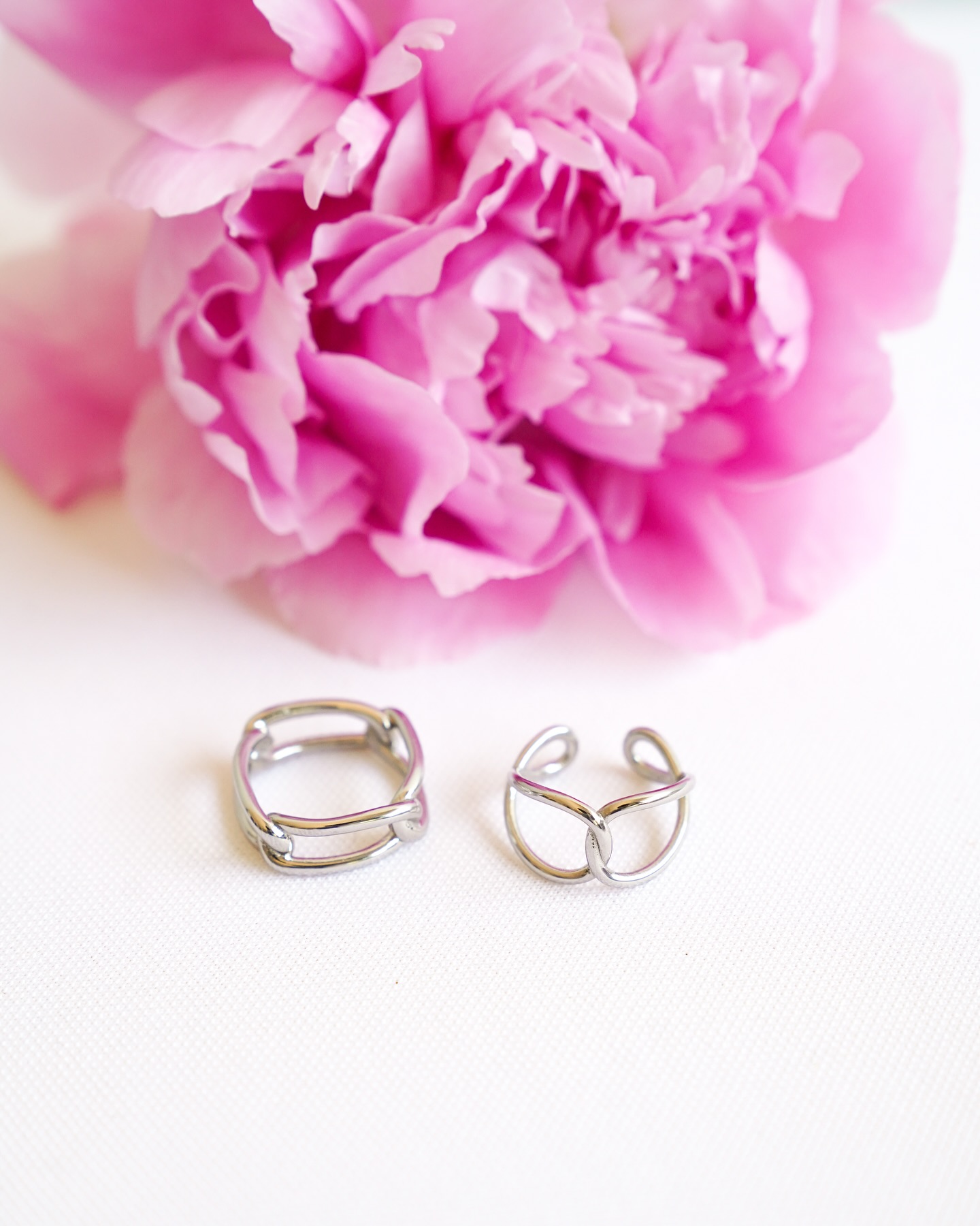 Une sélection de bijoux délicats, chics et élégants.
À porter tous les jours ou pour des occasions, ces bijoux, fabriqués à la main par des artisans japonais sont discrets et doux pour la peau.
Sans nickel et hypoallergéniques.
Bagues, boucles d’oreille en origami, en céramique ou en verre, ces adorables bijoux sont des idées cadeaux remplis de sens et de délicatesse.
À retrouver en boutique 3 rue du 1er Mai à Narbonne.
Photos : @cocosconcept
#maeko #narbonne #conceptstore #bijoux #fetedesmeres #japonais