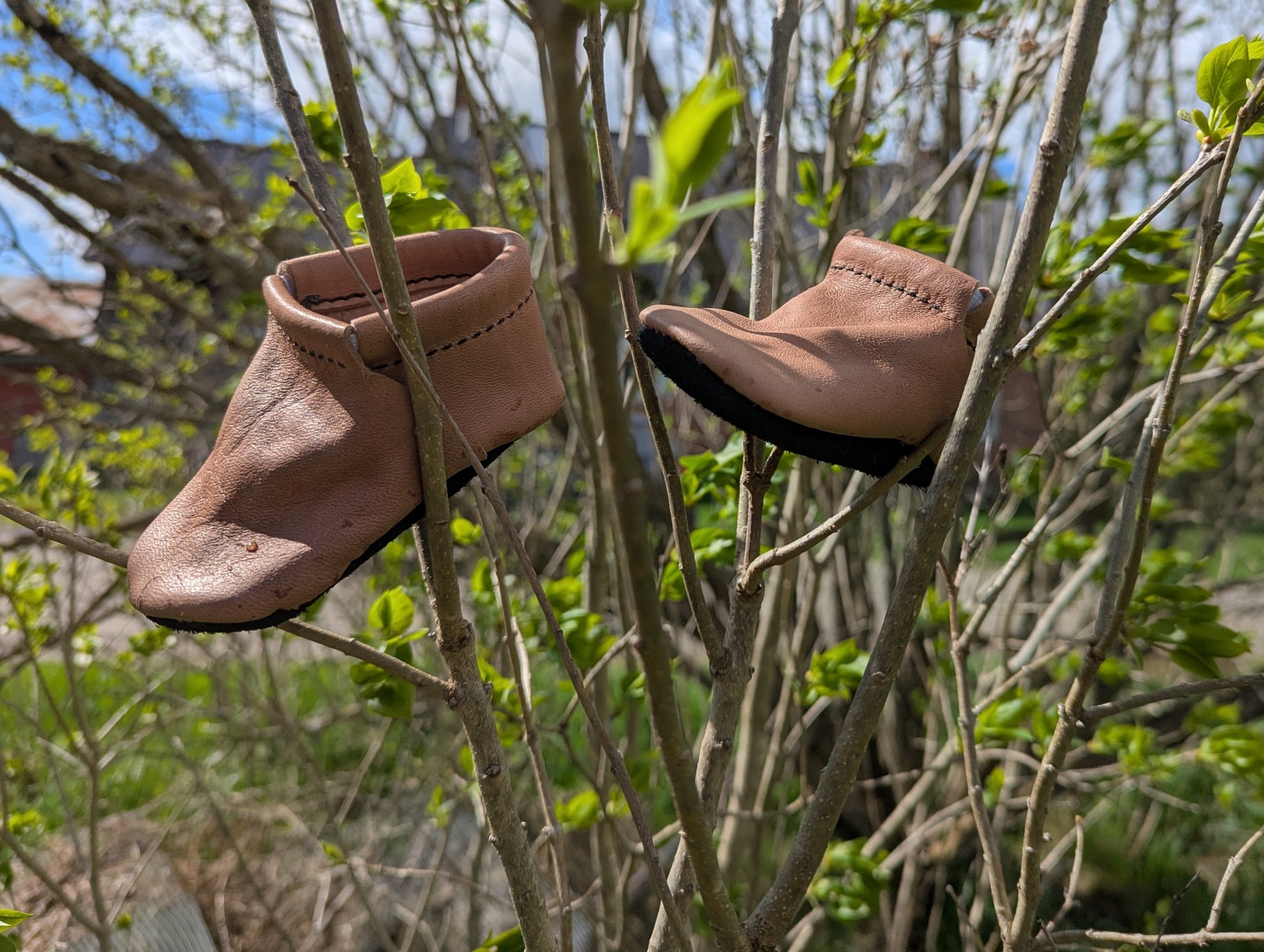 It's spring time! Protect those little feet with booties. Made from all natural, bark tanned, non-toxic leather. The top leather is from our sheep.
If you want a pair go the the profile for a link to the website store.
#babybooties #nontoxic #vtmade #handcrafting