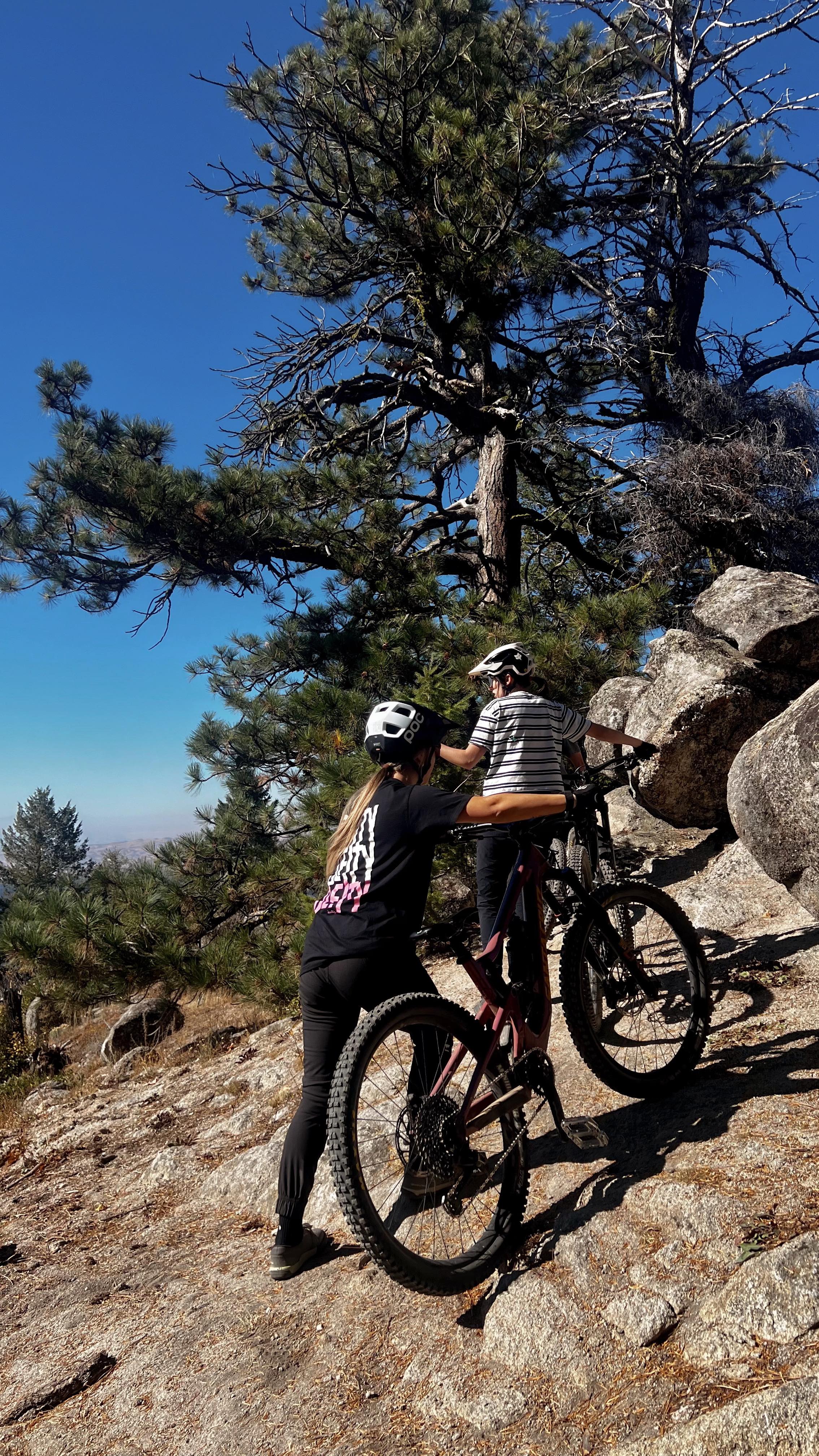 MTB’ers❤️🔥
Don’t blame your knees!
Weak glutes + poor hip control = cranky knees, especially when you’re climbing or hitting techy terrain.
Before you load those pedals again, try these exercises to get your glutes in check:
❤️🔥 SL Glute Bridges
❤️🔥 Side Lying Hip Raises
❤️🔥 Banded Glute Bridges
Strong hips 🤝 happy knees
#mtb #mtbtraining #kneepain #performancenotpain