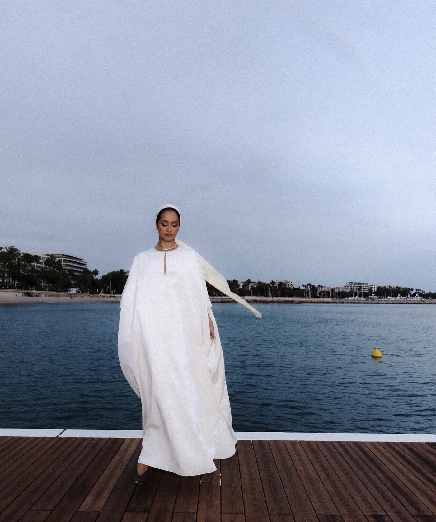 Franchement, je pensais que la seule robe blanche capable de me faire pleurer, ce serait celle d’un mariage raté dans une série Netflix. 🎬👰🏽
Spoiler : j’avais tort.
Mais quand j’ai vu @lenamahfouf monter les marches à Cannes, j’ai ressenti quelque chose de fort.
Pas juste pour l’élégance. Pas juste pour le style.
Mais pour ce que ce choix disait, sans un mot.
Dans un monde où tout est interprété, jugé, politisé, surtout quand il s’agit du corps des femmes, et encore plus des femmes racisées, choisir de porter une tenue ample, sobre, et un voile léger, dans un lieu aussi symbolique que Cannes… c’est, malheureusement, un acte courageux. ✨
Pas besoin de slogans. Pas besoin de grand discours.
Ce qu’elle a transmis, c’est :
“Je suis consciente. Je vois ce qu’il se passe. Et je prends position.” ✊
Bien sûr, les réactions n’ont pas tardé : insultes, accusations, polémiques.
Comme si une femme arabe, libre de ses choix, était une menace.
Mais moi, ce que j’ai vu, c’est une femme qui a utilisé l’espace qui lui était donné pour dire quelque chose de puissant.
Ce que Léna a fait m’a touchée, parce que ça me rappelle pourquoi j’ai décidé de lancer le podcast🎙️ ; pour créer:
📣Cet espace inclusif, féministe, où l’arabité est une force, pas un poids.
📣Cet espace de transmission culturelle, de sororité et de reconnaissance, où chaque récit de femme compte.
Pour celles et ceux qui doutent, avancent, cherchent à se reconnaître ailleurs que dans les récits qu’on leur impose. Mais aussi celles et ceux qui veulent écouter autrement, avec ouverture et curiosité.
➡️ Et vous, est-ce que ces réactions vous étonnent ?
➡️ Est-ce qu’une image, un geste, un vêtement vous a déjà touché plus qu’un discours ?