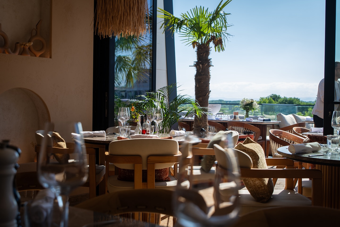 Bright days, elevated dining 🌴
Rooftop tables, curated details & the kind of setting you’ll want to stay a little longer in.
#FenixRust #RooftopDining #FenixExperience #LunchWithAView