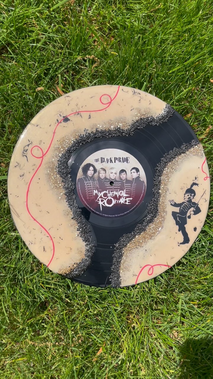 throwing another vinyl design at ya. 🎶
come out this friday to @virginiazoo for their ZooGroves: Pop-Punk Edition to see it in person. ✨
so many fun things will be happening, don’t miss it! head to my story to grab your ticket. 🎸
#mychemicalromance #poppunkisnotdead