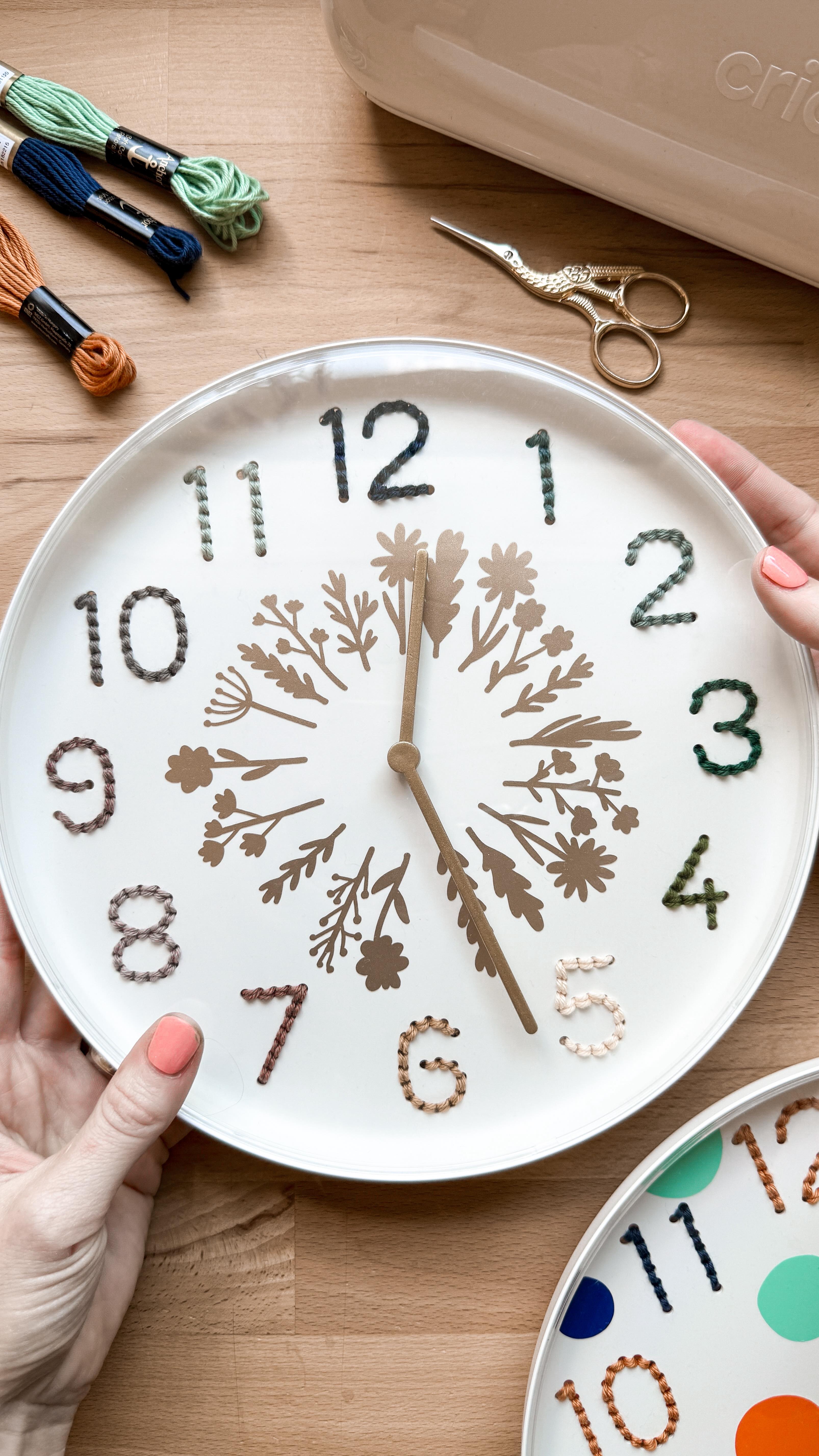 IKEA Hack ⏰ So wird deine Uhr zum Unikat!🪡 𝚆𝚎𝚛𝚋𝚞𝚗𝚐
Wusstet ihr schon, dass sich die IKEA Wanduhr TROMMA ganz wunderbar besticken lässt? ✨ Mein Sohn wollte unbedingt auch eine bunte Version haben, also habe ich von meiner intelligenten Schneidemaschine #cricutjoyxtra ganz einfache Formen aus Smart Vinyl ausschneiden lassen und dann einfach auf die Uhr geklebt. Das ist wirklich supereasy und gemeinsam haben wir die Uhr dann bestickt. Ich war so begeistert, dass ich meiner eigenen Uhr auch ein kleines Update verpasst habe. ⭐️ Jetzt bin ich gespannt – welche Variante gefällt euch besser? Die Bunte oder die Elegante? Lasst es mich in den Kommentaren wissen! 😊
Das Projekt für die Uhr findet ihr in meinem Design Space Profil. Das ist die benutzerfreundliche App von Cricut mit tausenden von Vorlagen, Motiven und Schriften. Dort habe ich euch auch ganz viele weitere Motive hinterlegt, die sich für die Uhr eignen.
Material / Geräte:
Cricut Joy Xtra
Tromma Wanduhr
Smart Vinyl
Stickgarn
#DIY #Cricut #trommauhr #cricutyouridea #imadeitfor #ikeahack #bastelnmitkind #stickenlernen #stickenmachtglücklich #stickenmachtsuüchtig #sticken #hanbestickt #stickliebe #stickschule #stickenistliebe #stickenisttoll