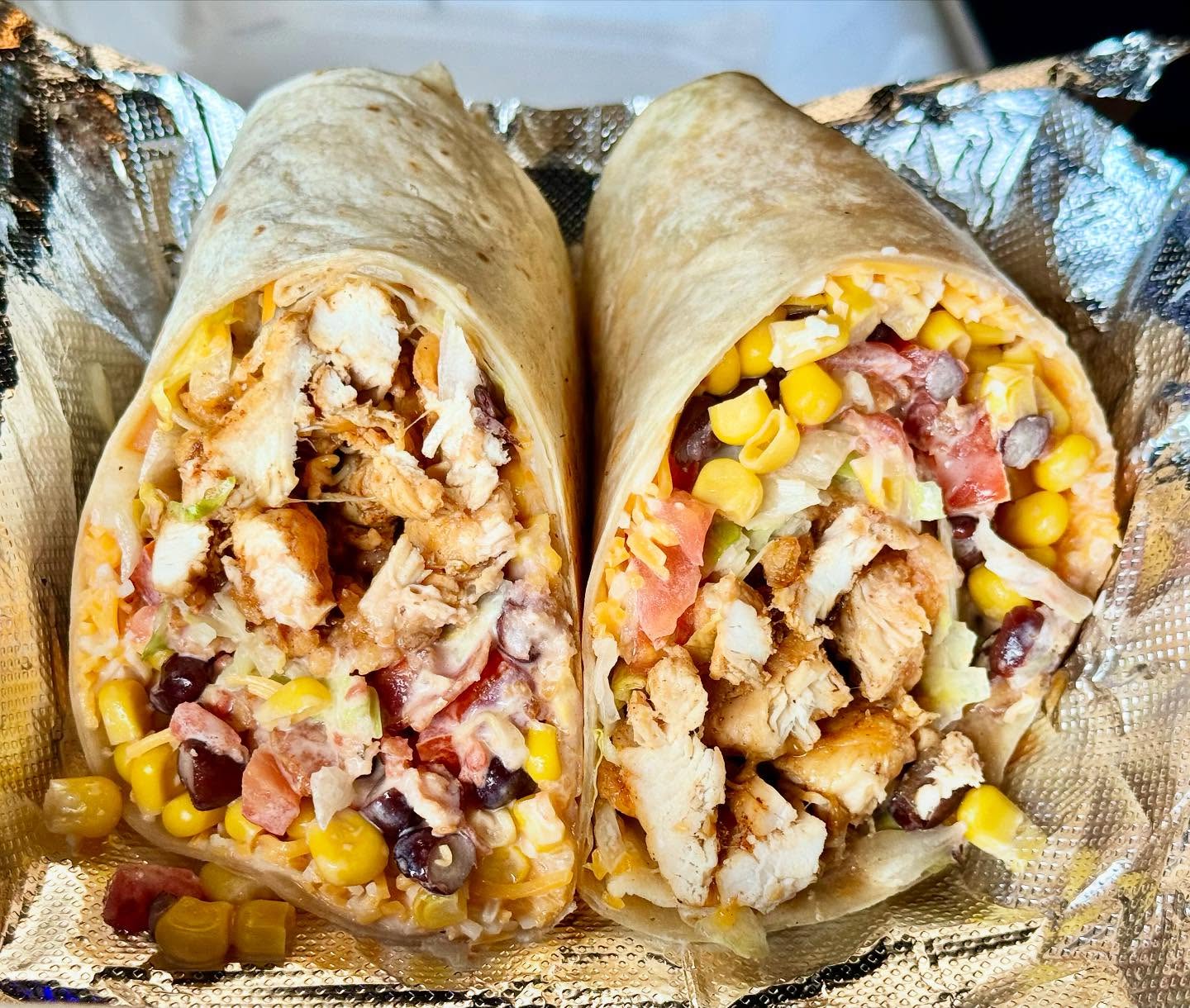 🤠🌯Southwest Wrap🌯🤠
Blackened Chicken, lettuce, tomatoes, black beans, corn, bacon, shredded cheese, fried onions, & BBQ ranch - served with chips and salsa
Open Tuesday-Saturday from 11am-8pm!
