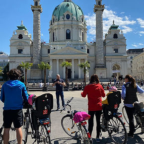 Scopri la leggenda di Karlskirche oggi! 🏛️
Lo sapevi che questa chiesa barocca fu costruita dopo una terribile epidemia? Dietro le sue colonne e la cupola si nascondono storie di speranza e mistero.
Vuoi ascoltare questi racconti dal vivo? Prenota il tuo free tour in italiano su www.viennacosavedere.com ✨
