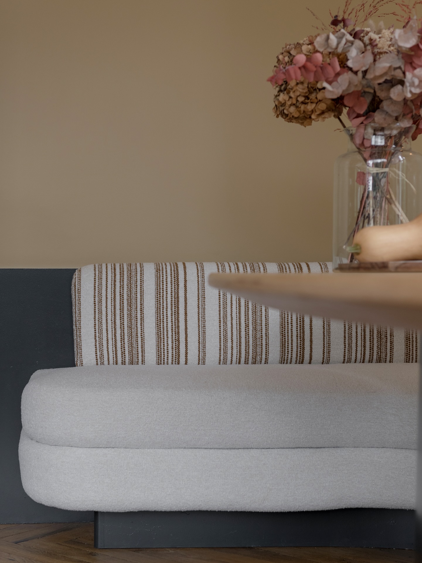 Stripes 👔 . Made by @atelier_bruneel 🪡
..............….……….…........................................
.
.
. MAISON DE MAITRE
. BELVÉDÈRE / 450m2
.
.
.
.
@elitisfrance @dcw_editions @atelier_bruneel @revert.menuiserie @farrowandball @moustache_editions
©️@bc.ateliers
📷 @sabine_serrad
.
.
.
#house #maison #villa #séjour #assise #bath #home #atelier #architectureinterieure #art #banquette #tapissier #photoofthedays #press #architecture #picture #interiordesign #wood #design #staff #picoftheday #igdecor #maisondemaitre #renovation #architecturelovers #bcateliers