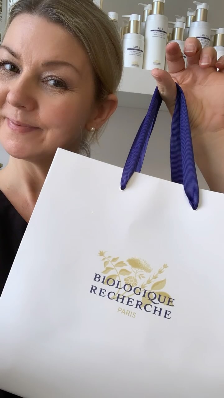 My current favs from @biologique_recherche 💙
* Lait VIP02
* LotionP50 PIGM400
* Serum Authentique Elastine
* Serum Matriciel Visage
* Creme ADN Metamorphique
#buildingbetterskin #biologiquerecherche #holisticbeauty #respectyourskin #shoponline #linkinbio