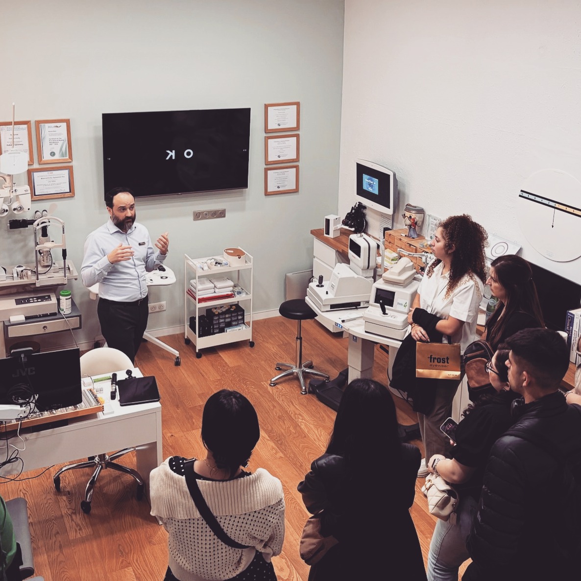 👁️🇺🇸 Un moment d’échange international chez nous hier !
Ce mardi 20 mai, nous avons eu le plaisir d’accueillir un groupe de 20 étudiants en doctorat d’optométrie de l’UIW School of Optometry (Texas, USA), accompagnés de leurs professeurs, dans le cadre de leur programme sur 'l’optométrie et la santé publique à l’international'.
✨ Au programme :
Visite & Présentation de notre pratique
Discussions passionnantes sur les différences de pratiques, de législation et de formation entre la France et les États-Unis.
Un grand merci à ce groupe curieux, enthousiaste et très engagé dans leur futur métier.
Ce type d’échange nous rappelle à quel point il est essentiel de partager nos expériences à l’échelle mondiale.
#Optometry #InternationalExchange #UIW #SantéVisuelle @derhy.opticiens #VisionCare #myopia