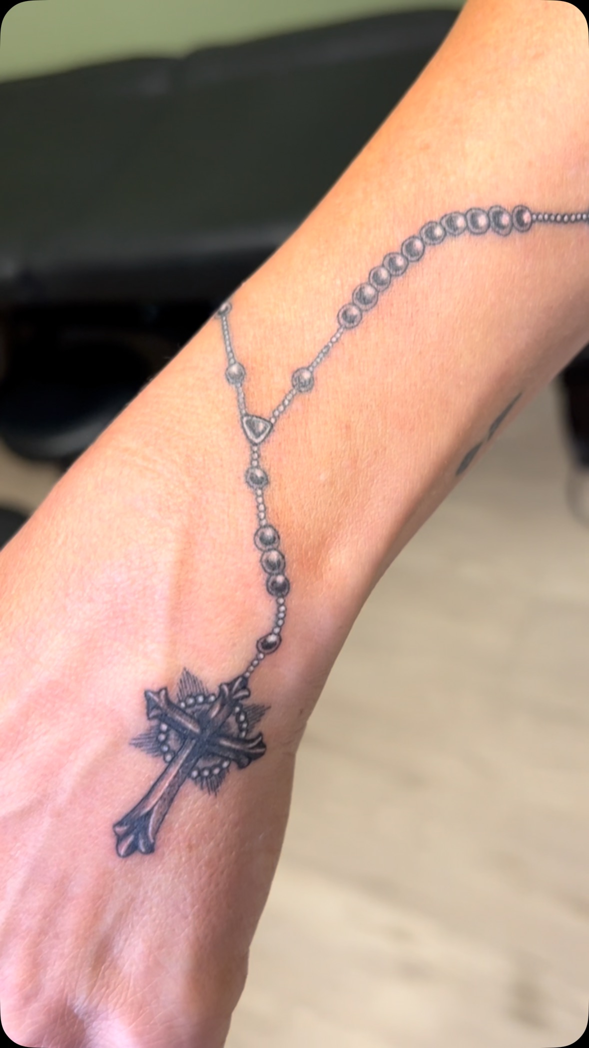 Absolutely loved doing this Rosary for my client today! It has such a special meaning for her and I loved being able to bring it to life for her!! Let’s do more custom art!! DM your ideas!
#femaletattooartist #sanantoniotattooartist #sanantoniotattoos #rosarytattoo #blackandgreytattoo #customtattoo