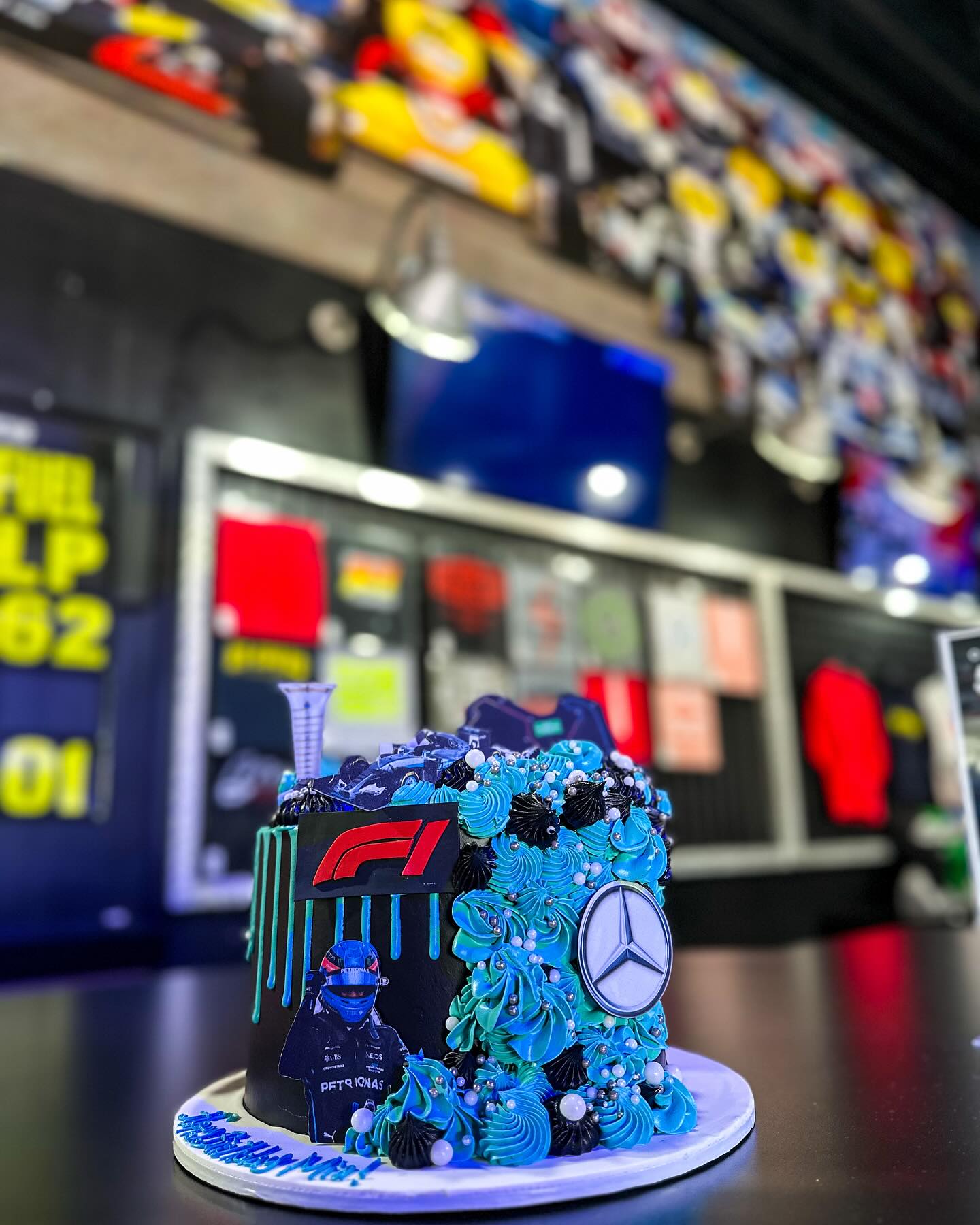 Mercedes or Ferrari? Forget F1, I want a slice of both!
#f1cake #mercedescake #ferraricake #birthdaycake