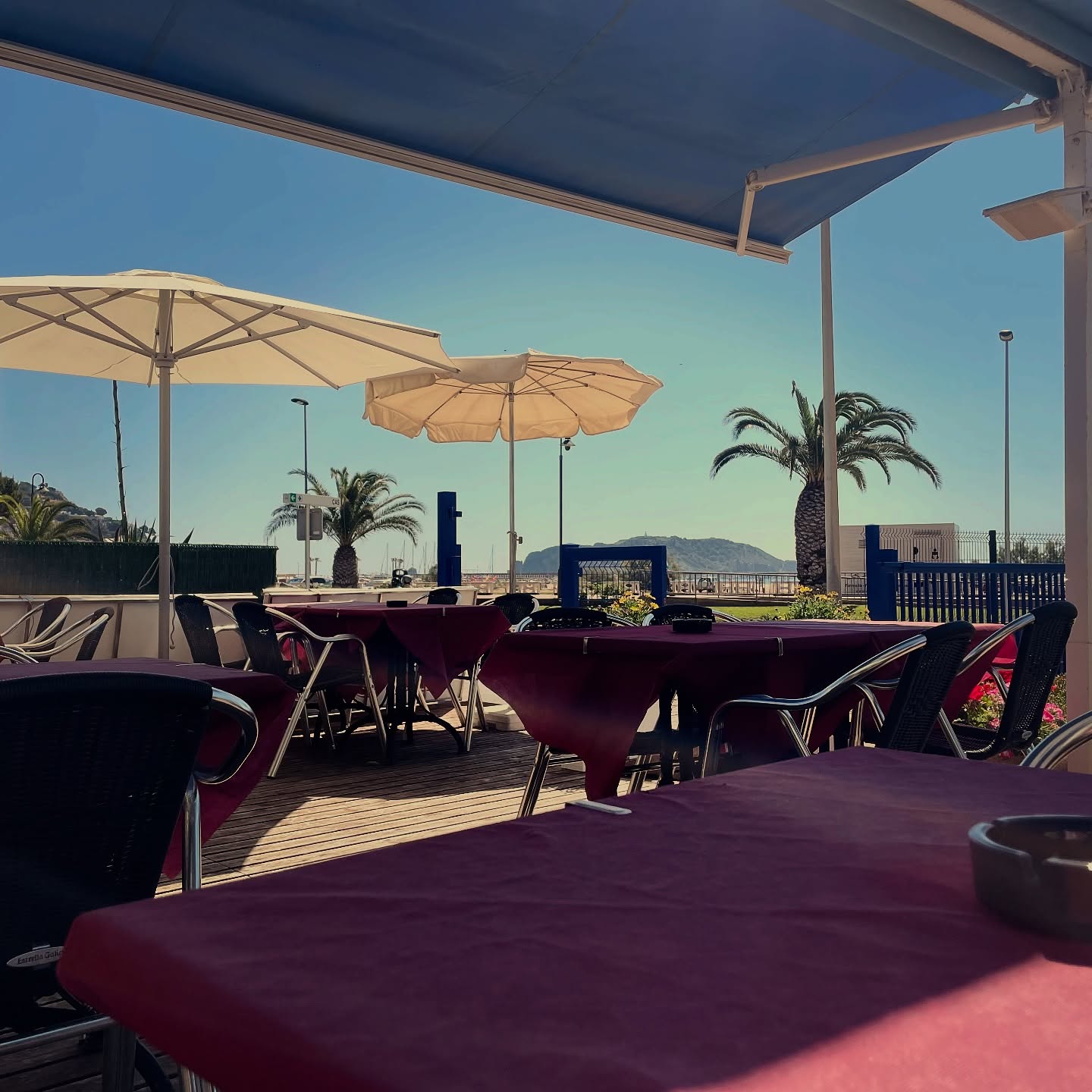 Terraza con vistas hacia las Islas Medas y con buen clima, sin duda es uno de los mejores sitios de el Estartit si está pensando en comer con la familia o con los amigos.