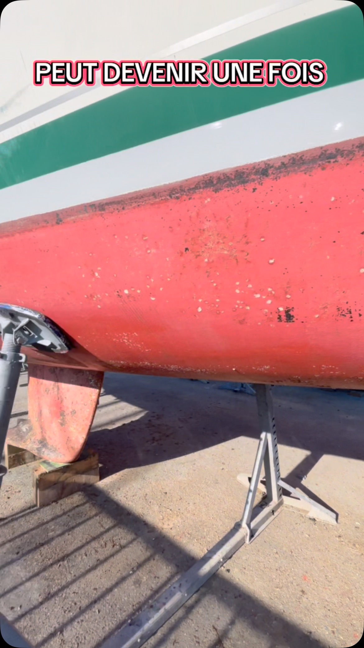 Aerogommage de l’antifouling d’une coque de voilier avec environ 5 couches #aerogommage #voiliers #antifouling #bateaux