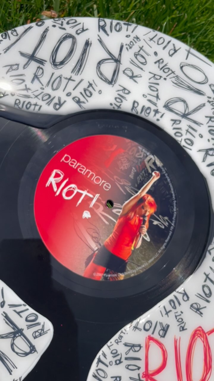the vinyl that took me the longest goes to… PARAMORE. 🥹
find her at the @virginiazoo’s ZooGroves: Pop-Punk Edition this Friday! find the link in my story to snag your ticket today for all the punk-y fun they’ll have for y’all! 🎸