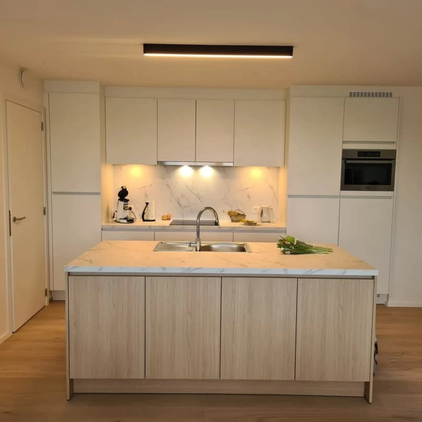 Realisatie van deze warme keuken, vestiairekast en dressingkasten.
#keukensopmaat #keukendesign #keuken #keukens #keukenideeën #frankekitchen #whirlpool #dressing #dressingkasten