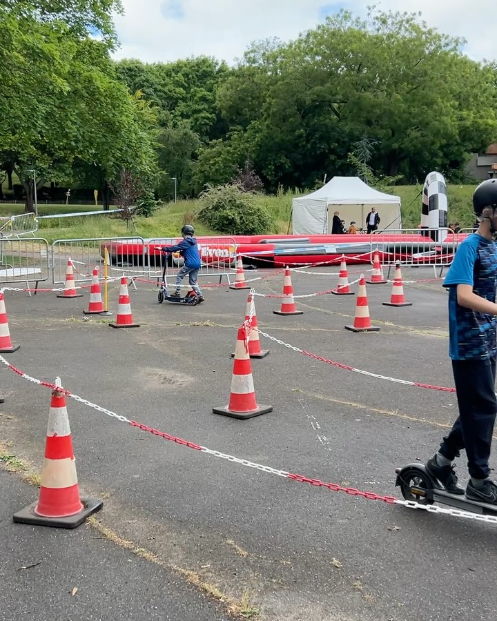 Journée animation sécurité routière et initiation trottinette électrique pour les « Jeux du Val-de-Marne » à Créteil.
Organisé par le conseil général du Val-de-Marne, beaucoup d’animation et d’activités du 24 mai au 15 juin 2025 au parc de Créteil.
Venez nombreux.