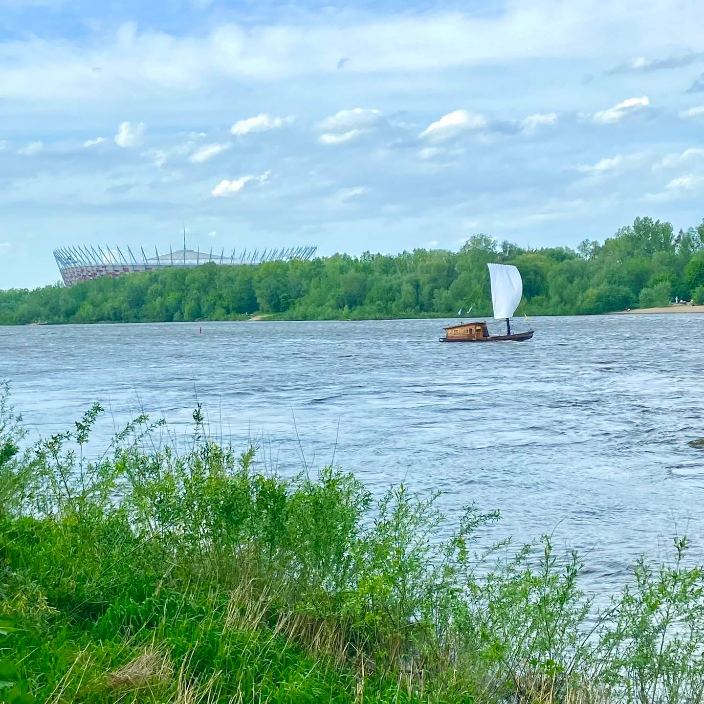 Hmm, to chyba je∂na z moich ulubionych łó∂ek.
Ma 12 metrów długości i 2,85 szerokości, waży ponad 4 tony.
Panie i Dranie, przedstawiamy Wam „Rwij Gałązki”.
Ta tradycyjna łódź wiślana powstała w warsztacie Dominika Wichmana, od lat zajmującego się budową łodzi i statków drewnianych i będącego w tym mistrzem.
Dziełem jego rąk jest Łyżwa, o której pisałem wcześniej, czy warszawska szkuta Dar Mazowsza.
Szczęśliwym, mogę nawet zaryzykować stwierdzenie, że najszczęśliwszym, armatorem jest Maksymilian Rigamonti @rigamonti.river , który uwielbia swoją łó∂kę i jest w niej absolutnie zakochany.
W lutym 2023 r. Maksymilian i Gałązki przebyli trasę z Warszawy do Sandomierza i z powrotem. Za ten niezwykły wyczyn otrzymali tytuł "Mosiężnego Trela".
UWAGA, UWAGA: NIESPODZIANKA !!!!!!!
Podczas Festiwalu będzie można zamustrować na pokład "Rwij Gałązki" i odbyć krótki, nieodpłatny rejs, w trakcie którego Kapitan Gałązka umili wam czas swym mosiężnym trelem. ZAPRASZAMY 🙂.
Pozdrawiamy i bą∂źcie z nami,
zespół WWBF.info
Festiwal przygotowuje Fundacja Szkutnia po Godzinach wspólnie z Fundacją Bobrowe Żeremia , Dinghy Cruising PL, Federacja Przystań Warszawa, @jachtfilmfestiwal , @pjoa_outrigger_canoes , @dinghy_boatyard oraz Warszawski Klub Wodniaków PTTK i @dzielnica_wisla_
Projekt współfinansuje @dzielnicawawer
Patronat medialny nad Festiwalem objął @magazyn.zeglarstwo
#wisła #wislawarszawa #dzielnicawisła a #plywoodboat #outboardmotor #vistula #dzikawarszawa #warsaw #wodenboat #woodenboats #woodenboatbuilder #extremesports #szkutnictwo #szkutnik #dreamteam #magicwood #woodworker #woodenboat #szkutnia_po_godzinach