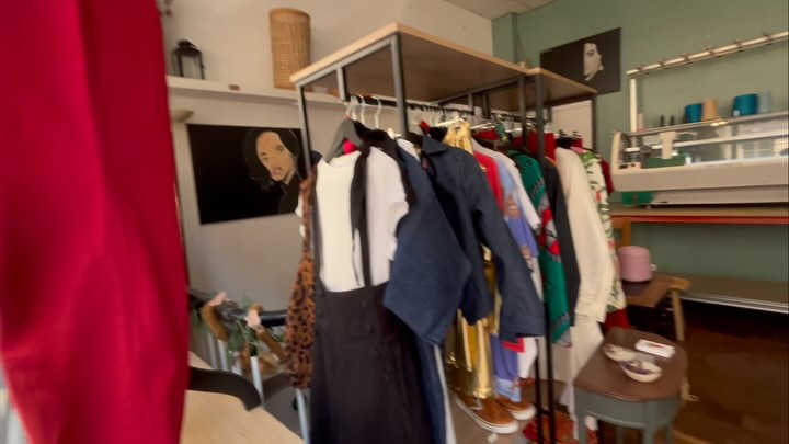 Début 2025, j’avais une résolution bien précise : lancer mon atelier de tricot numérique à Paris.
Je rêvais d’un espace en rez-de-chaussée, lumineux et accessible. Et en mai, ce rêve est devenu réalité : j’ai aménagé un nouvel atelier partagé avec des collègues sympathiques, reçu ma machine @kniterate , et enfin pu tester mes fils.
Mon premier essai ? Un jacquard calligraphique, inspiré des motifs du jaguar.J’avais passé des mois à suivre les cours en ligne d’Olgalyn Jolly @ojolly , impatiente de me lancer.
Et voilà le résultat : mon premier échantillon en jacquard, 100% fait à Paris !Vous souhaitez un t-shirt, un sac ou une pièce unique en tricot personnalisé ?
Passez me voir dans le 14ᵉ arrondissement :
Vintage home Paris
30 rue Beaunier 75014 Paris.
#tricot #atelier #paris #knitwear