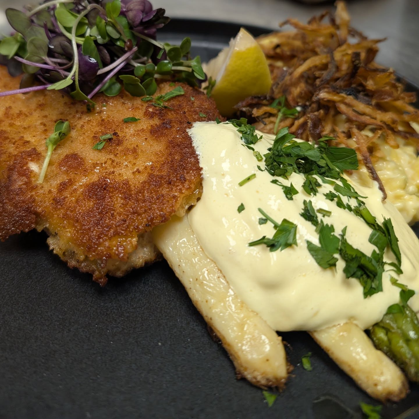 Cordon Bleu der Saison:
Gefüllt klassisch! mit frischem grünem unnd weißem Spargel, dazu eine fluffige Hollandaise und hausgemachte Spätzle.
#cordonbleumalanders