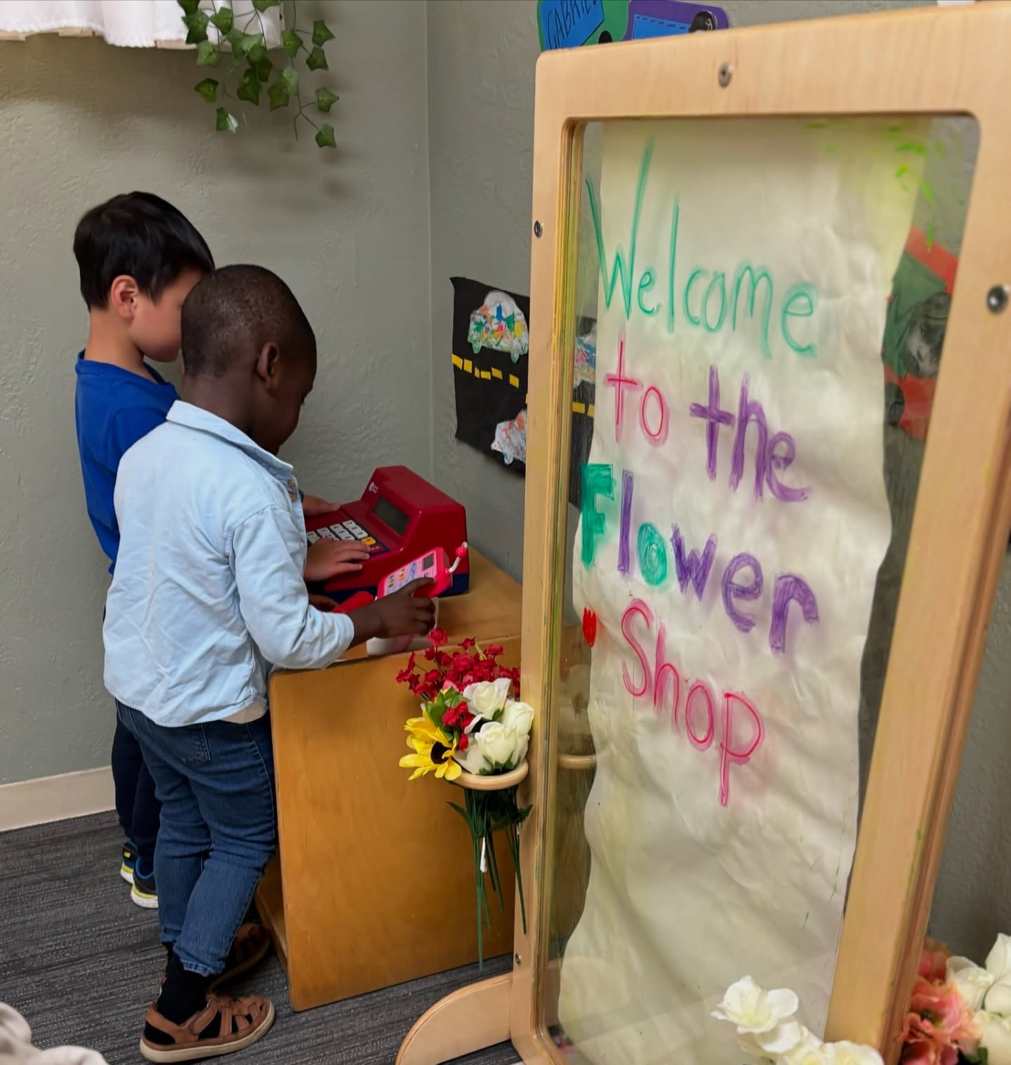 Creating beautiful bouquets for our customers! Welcome to our flower shop!
#pretendplay #preschool #imaginechristianpreschool #sanjosepreschool