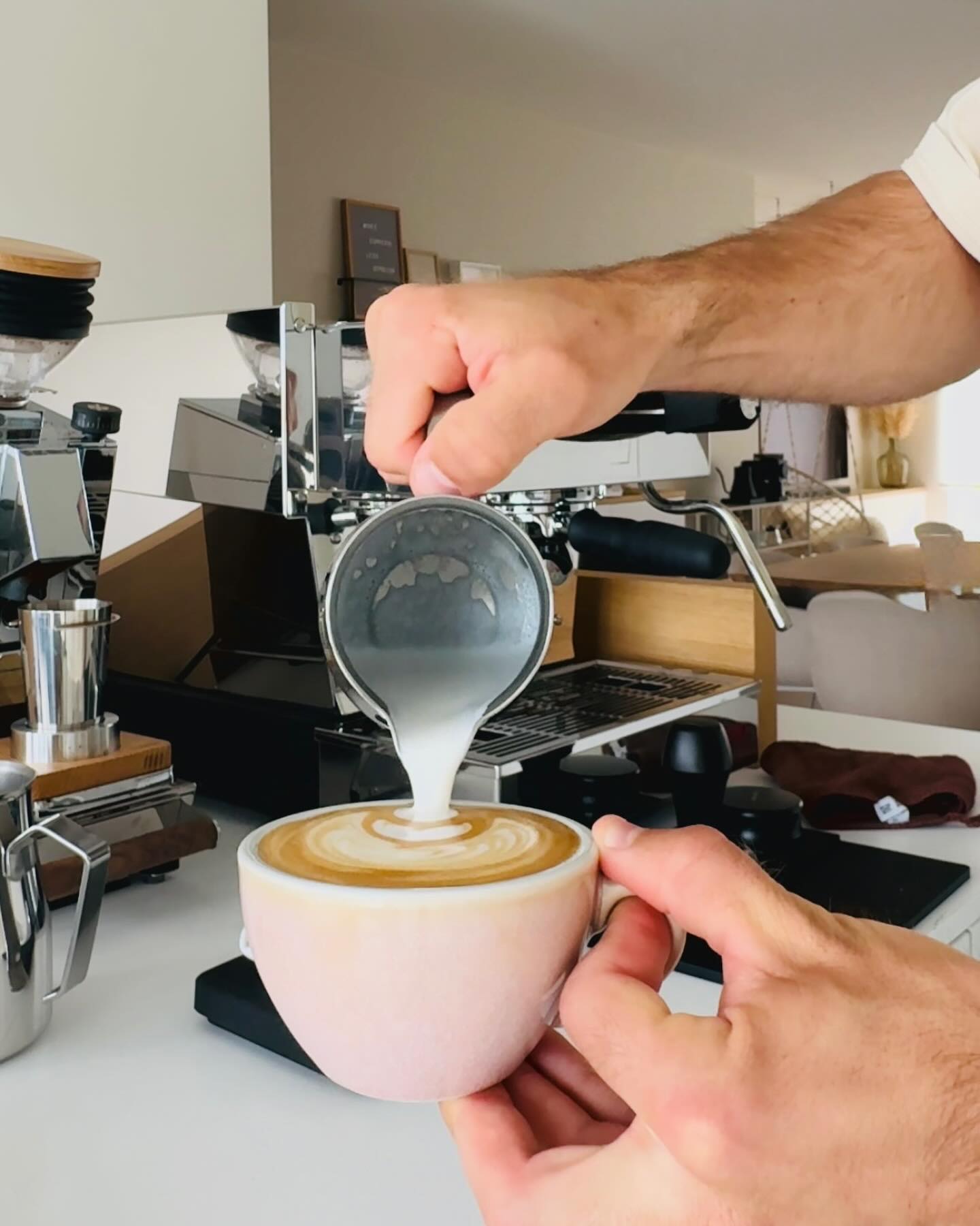 Waar melk en espresso samenkomen, ontstaat vloeibare kunst. ☕️🖌️
#barifina #latteart #espresso #coffeelover #lamarzocco