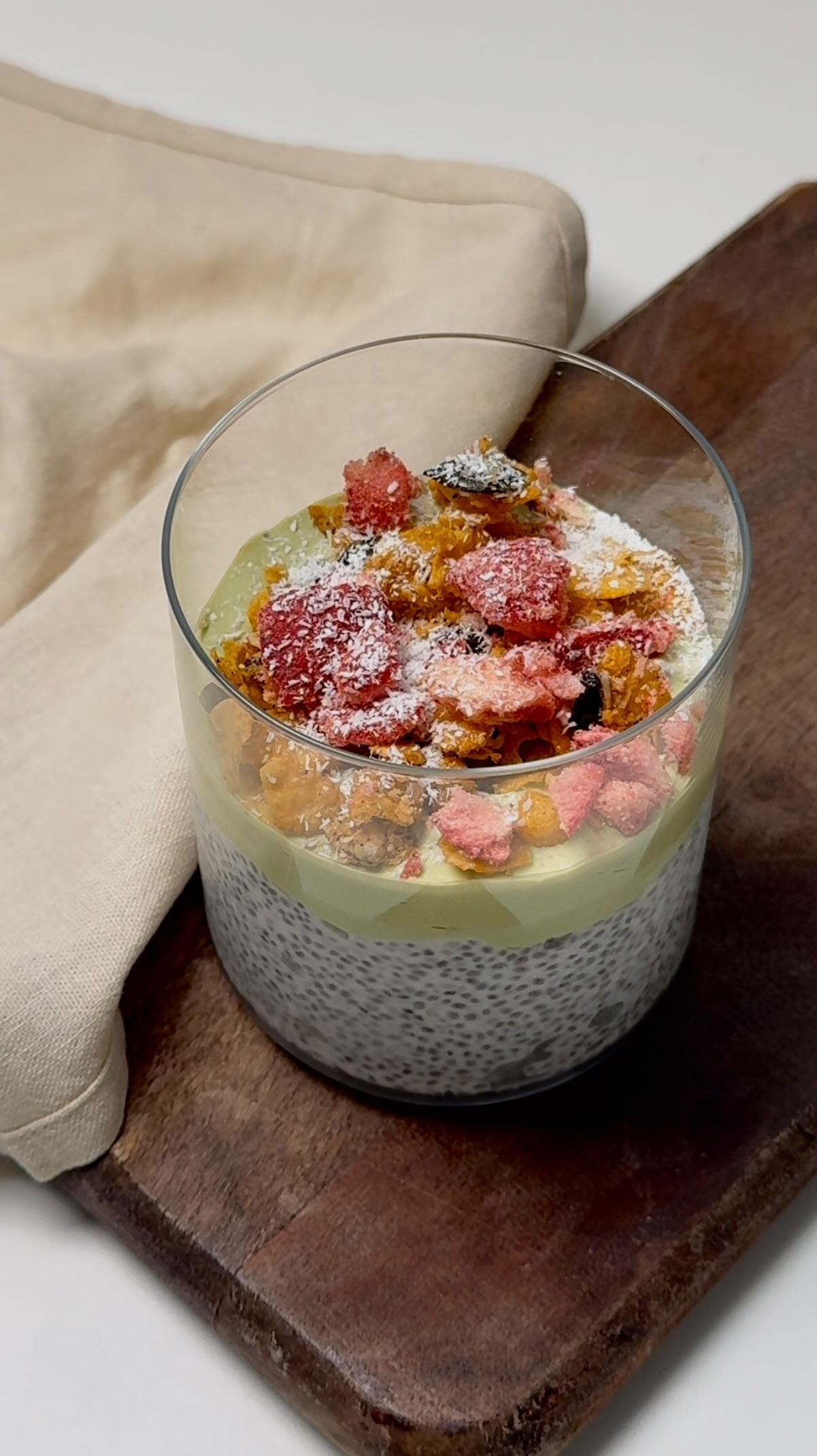 PUDDING CHIA FRAISE & MATCHA🍓💚
Voici notre pudding chia fraise & matcha, une recette à la fois nourrissante, équilibrée et naturellement sans gluten. Riche en oméga-3, fibres, protéines végétales et antioxydants, ce petit-déjeuner est idéal pour bien démarrer la journée, faire le plein d’énergie ou se faire une pause fraîcheur.
INGRÉDIENTS POUR LE PUDDING CHIA :
2 c. à soupe de graines de chia
1 c. à soupe de miel
1 c. à soupe de yaourt grec
1/2 tasse de lait au choix
PRÉPARATION :
Mélanger les graines de chia, le miel, le yaourt grec et le lait dans un récipient. Laisser reposer au réfrigérateur pendant au moins 2 heures.
POUR LA GARNITURE AU MATCHA :
3 c. à soupe de yaourt grec
1 c. à café de poudre de matcha
PRÉPARATION:
Mélanger le yaourt et le matcha jusqu’à obtenir une texture lisse.
TOPPINGS:
@lesgranolasdejenny
Noix de coco râpée
Fraises lyophilisées (ou fraîches)
ASSEMBLAGE :
- Déposer la garniture au matcha sur le pudding chia bien frais.
- Saupoudrer de fraises lyophilisées (ou fraîches), de noix de coco râpée et de nos granolas croustillants sans gluten.
#lesgranolasdejenny #granola #swissmade #artisanal #local #sansgluten #glutenfree #glutenfrei #suisse #healthyfood #dessert #breakfast