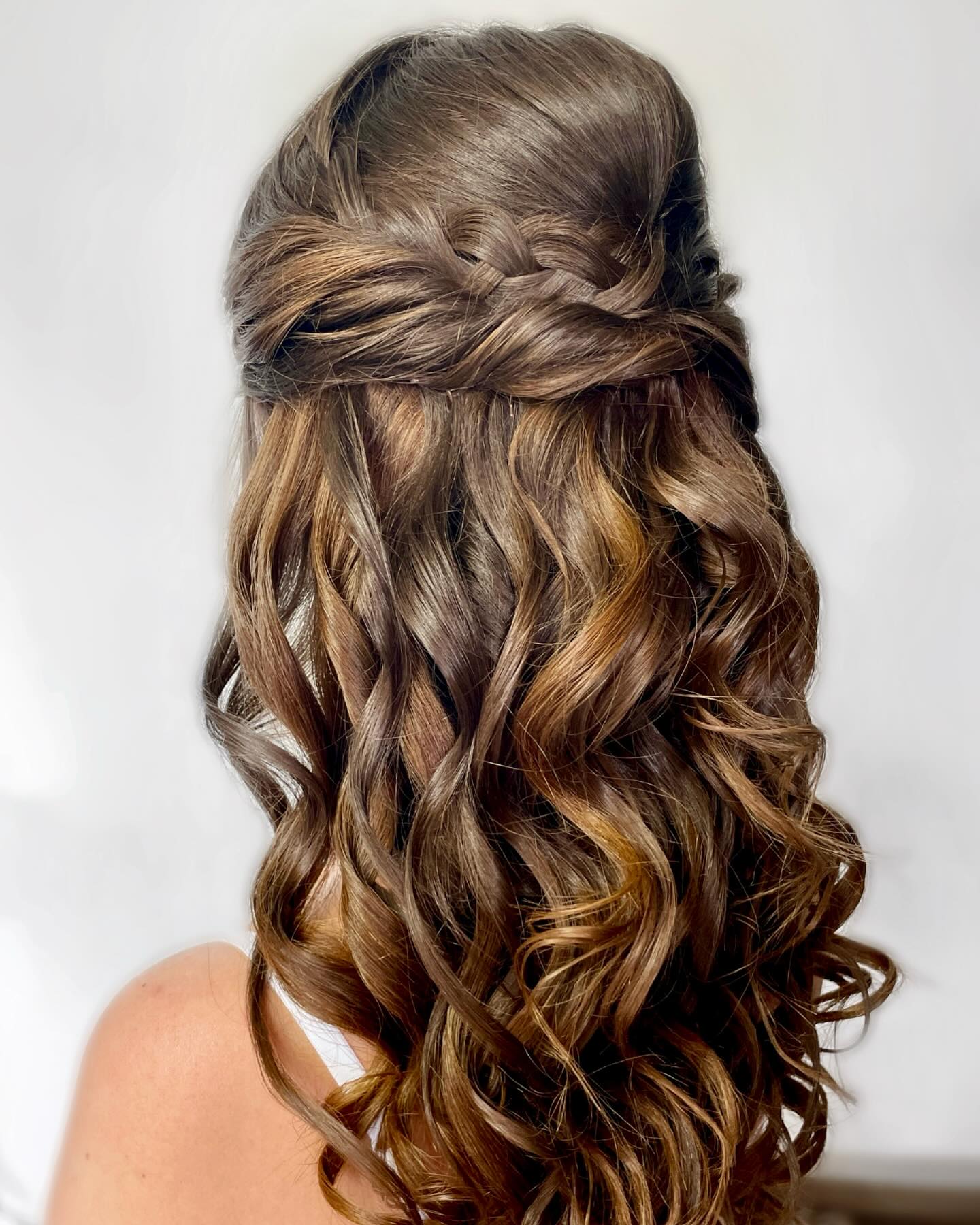 Heading to the very beautiful @highbillinghurstfarm on Tuesday and looking forward to it as always.
Here’s a little throwback to one of the half up half downs I created for one of my lovely bride’s who got married there last year. ❤️
#halfuphalfdown #bridalhair #hairbyme #weddinghair #bridestyles #bridehair #bridehairstyle #beautifulhair #beautifulplace #beautifulweddingvenue