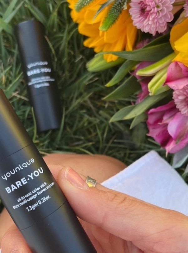 Fresh, dewy, and effortlessly glowing ✨ The Younique Bare You Sticks are your spring beauty essential! Lightweight and blendable, they add the perfect touch of color while letting your natural radiance shine through.
Ready to simplify your routine and glow all season long? 🌸