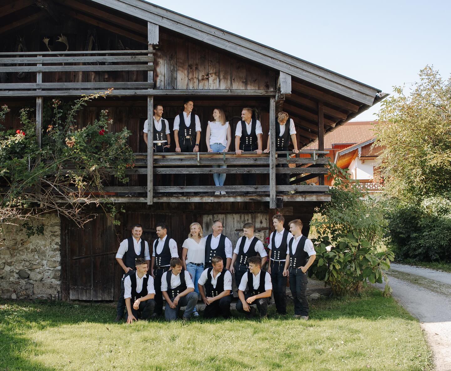 ZIMMEREI NIEDERTHANNER
Mehr als nur ein Team🫶🏽
Wir sind Kollegen, Handwerker – und Freunde. Gemeinsam schaffen wir nicht nur Projekte aus Holz, sondern eine starke Gemeinschaft. Mit Leidenschaft, Teamgeist und guter Laune.😊👏🏽
@unikat.fotografie
#teamwork #mannschaft #freundschaft #zimmerei #holzbau #handwerk #arbeitenmitholz #starkegemeinschaft #wirziehenalleaneinemstrang #zimmereiniederthanner #inntal #rosenheim #brannenburg #nussdorfaminn #zusammensindwirstark