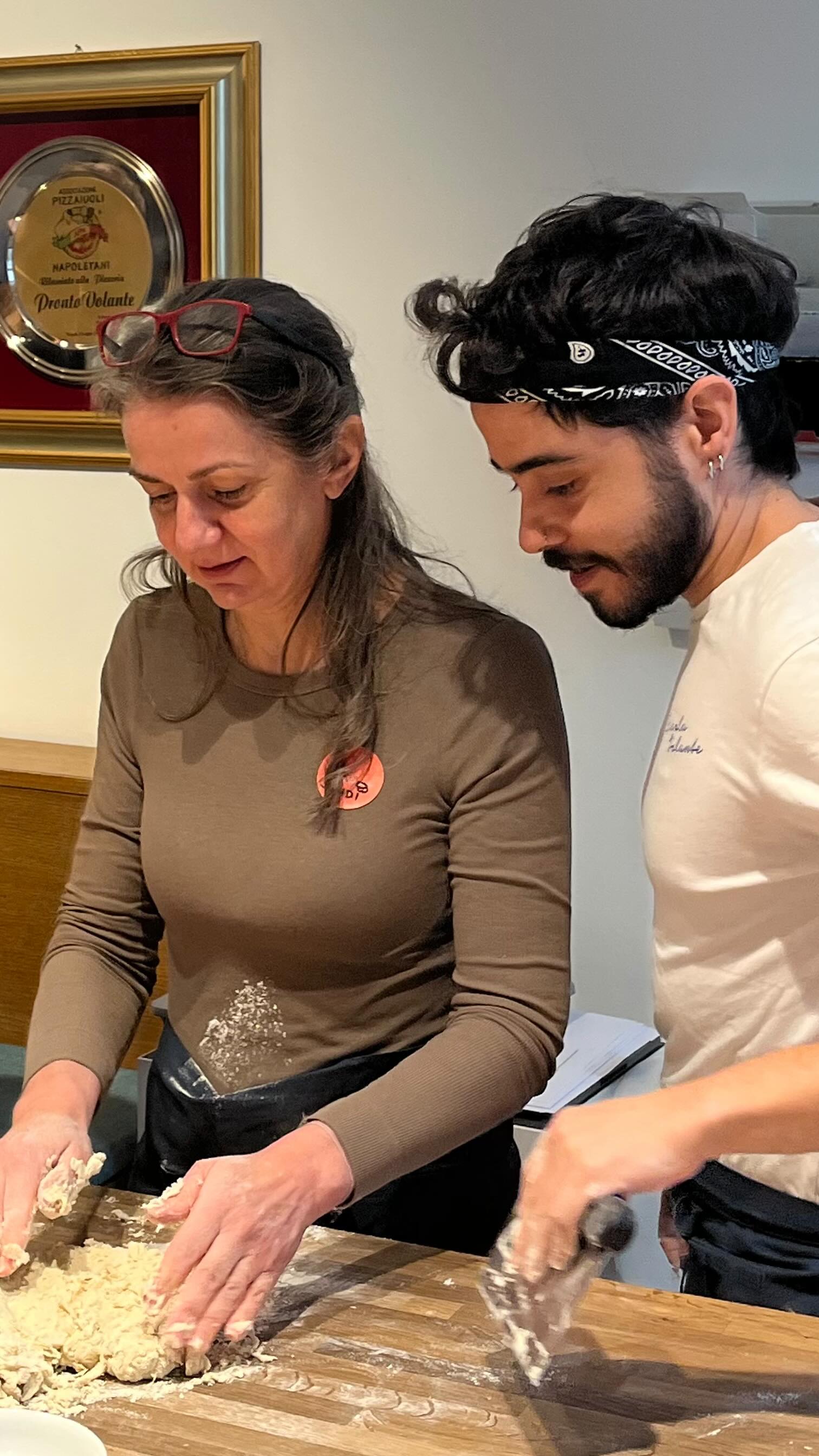 Sandi made her first Neapolitan pizza at Scuola Volante 🍕 🏫 Let‘s see how she liked it!
#scuolavolante #madewithlove #review #pizzaschool #pizzza #thepizzaguy #neapolitanpizza #discovolante #prontovolante #pizzachef #pizza #wien #pizzalover #viennaactivities #homemadepizza #pizzaworkshop #foodie #pizzaathome #pizzareview