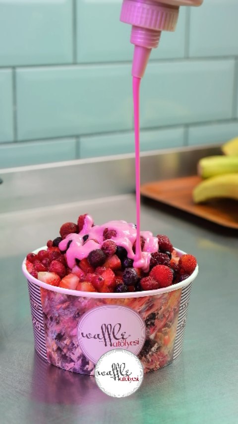 Çilekli Aşk Başkadır!
Tatlı hamurun üzerine serilen taptaze çilekler,
eritilmiş çikolatayla buluşunca ortaya bir sanat eseri çıkar!
Göz alıcı rengi, ferah tadı ve lezzet patlamasıyla
bu çilekli waffle sana mutluluğun tarifini sunuyor.
📍Waffle Atölyesi’nde bu tat seni bekliyor, kaçırma!
#ÇilekliWaffle #WaffleAtölyesi #TatlıAşkı #LezzetZamanı