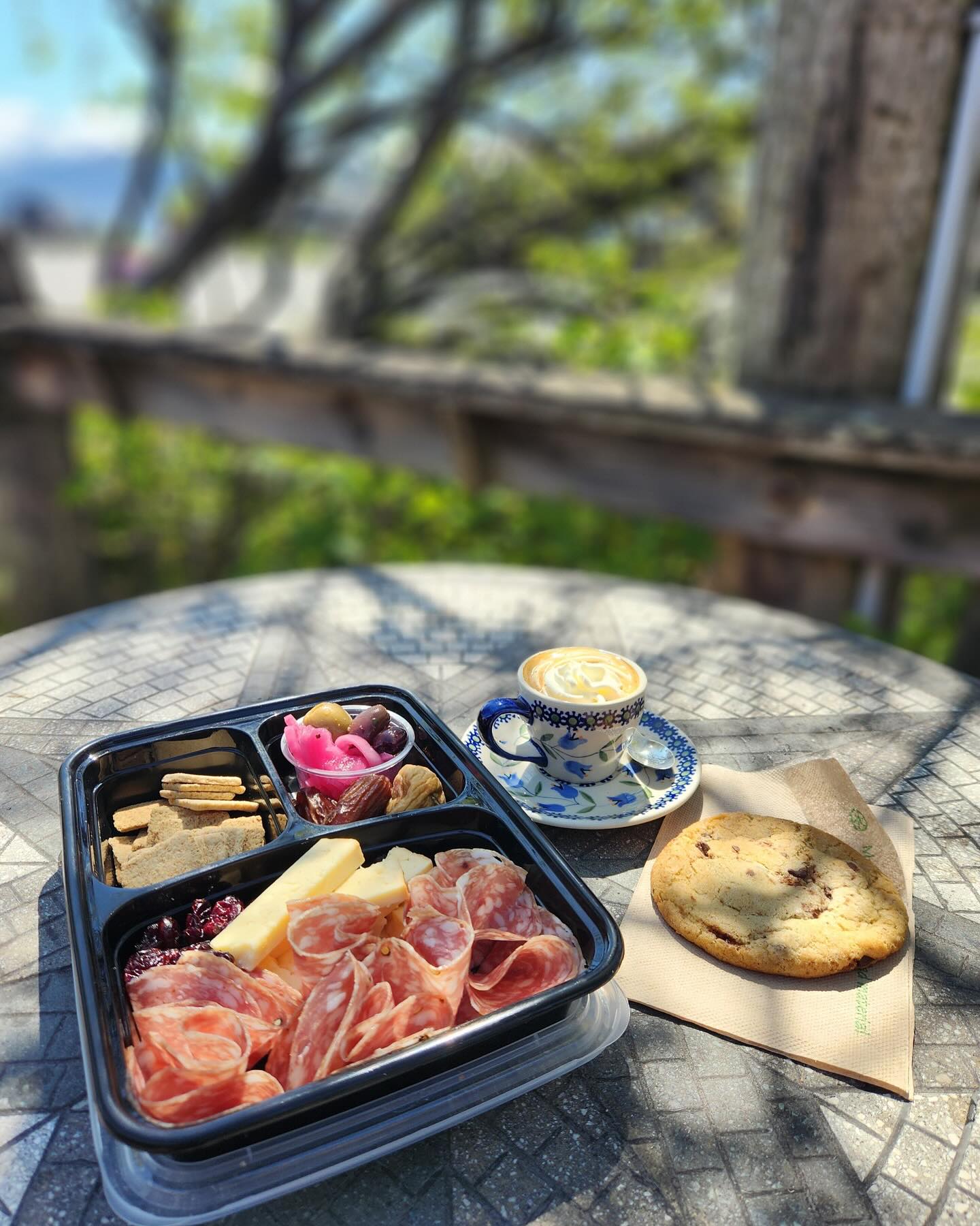 This summer, we’re teaming up with Alasandro’s Market to bring you these delicious charcuterie snack boxes! Perfect to grab and go adventuring, snack as you’re taxiing across the bay, or come eat and hang on our boardwalk:) we are turning up the fancy to the max!
