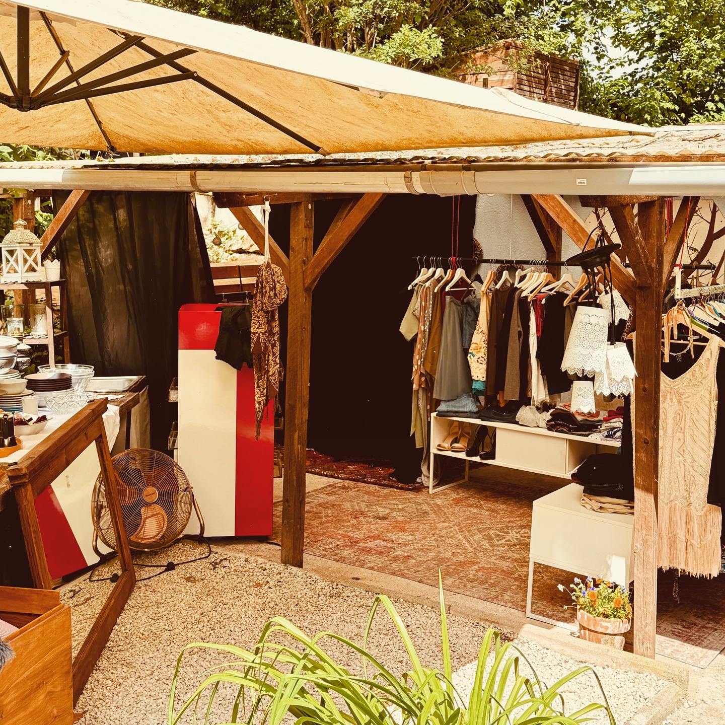 Letztes Wochenende haben wir einen kleinen Gartenflohmarkt gemacht. Freunde, Nachbar:innen und viele liebe Menschen sind gekommen – und haben nicht nur Dinge mitgenommen, sondern ein Stück unserer Geschichte. ✨
Warum wir das alles tun?
Weil wir bald ins Wohnmobil ziehen. 🖤 Neugierig geworden?
Dann schau in unseren neuen Blogbeitrag:
„Wie Minimalismus uns nicht nur Platz, sondern auch Klarheit schenkt.“
Link in Bio. #VanlifeVorbereitung #MinimalismusLeben #Loslassen #Neuanfang #WohnmobilAbenteuer #Gartenflohmarkt #WegeStattWände #SlowLiving #BewusstLeben #VanlifeJourney