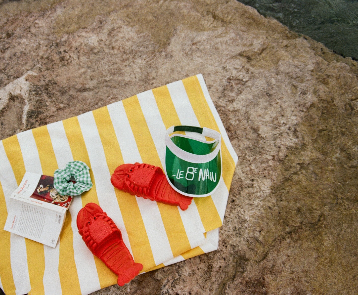 Les beaux jours reviennent avec Le Huitième Nain! ☀️
Pensez à emporter un chouchou dans vos valises!