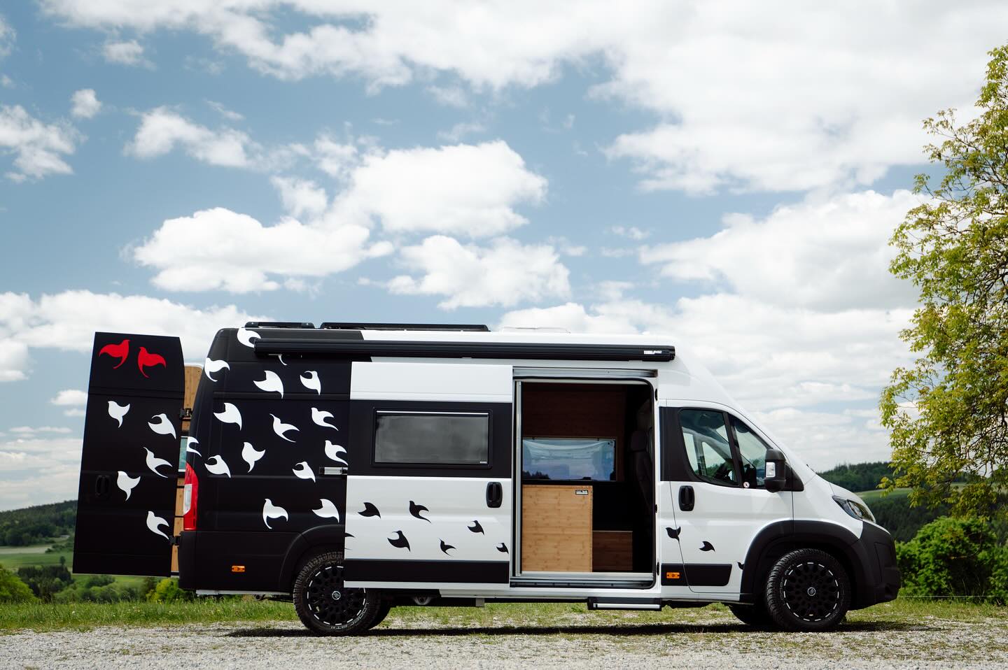 🚌✨ Citroën Jumper L4H3 - Design trifft Funktion
Dieser maßgefertigte Campervan vereint Architektur & Abenteuer: Mit edlen Materialien wie Bambus & Corian, einem cleveren Stauraumkonzept für Rennräder und einer vollwertigen Duschkabine.
Besonderes Highlight: Das bequeme Hubbett, das tagsüber Platz schafft und nachts erholsamen Schlaf bietet – perfekt integriert ins durchdachte Raumkonzept.
Dazu eine geruchsfreie Clesana-Toilette, autarke Stromversorgung (200 Ah Lithium, 1300W Wechselrichter, 360W Solar) und ein stilvoller Look mit Liebe zum Detail. 🌿 🚐 ⚡
📷 @andographie
#VanLife #Hubbett #CitroënJumper #CamperDesign #CamperAusbau #TinyHomeOnWheels #mancampervans ampervans #Architekt #CultVans