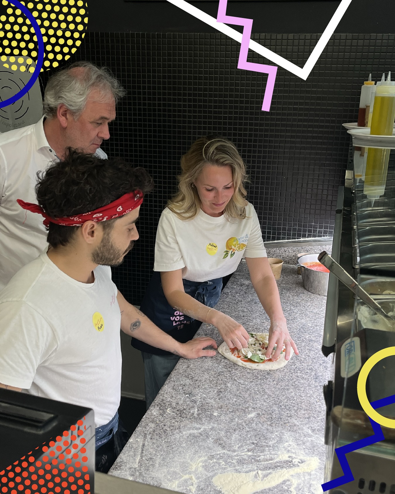 Ever dreamed of creating and topping your very own Neapolitan pizza? 🍕✨
At Scuola Volante, you get the chance to shape, top, and bake your personal pizza masterpiece – just like in Naples!
#scuolavolante #pizzaschool #pizza #thepizzaguy #discovolante #prontovolante #wien #pizzaworkshop #viennaactivities #pizzaworkshops #foodie #pizzalovers #cookingschool #pizzatime #pizzaexperience #neapolitanpizza #viennafoodie #pizzaoven #handsoncooking #pizzaparty #createyourownpizza #pizzaartist #woodfiredpizza