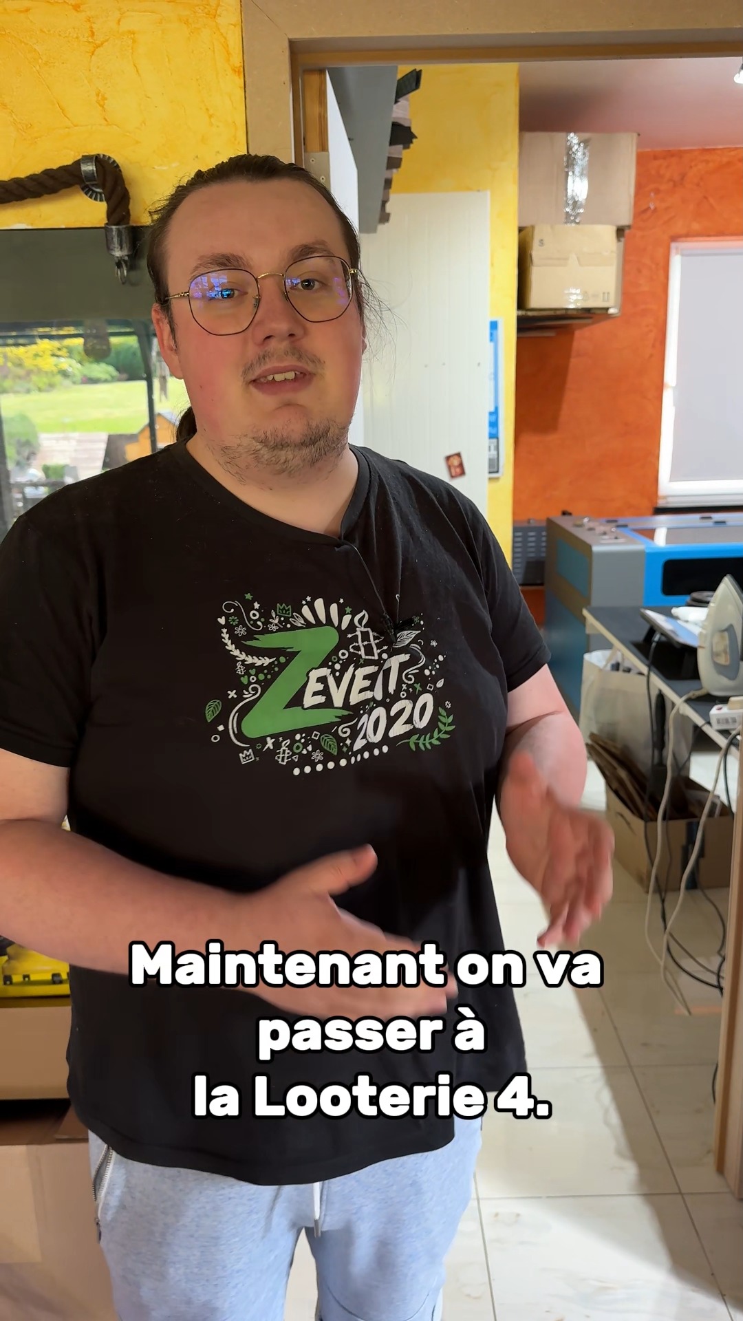 📋🗂️ Quatrième étape de la visite : l’endroit où l’aventure reste organisée.
Ici, pas de résine, pas de bois… mais beaucoup de post-its et de fichiers Excel bien tenus.
C’est le coin bureau de ma mère, dans un coin de la salle à manger, là où elle gère l’administratif, les stocks, les conventions, et surtout… le scrum de la Looterie, soigneusement mis à jour sur une armoire à verres. (Si, si.)
C’est peut-être la pièce la plus discrète… mais clairement l’une des plus essentielles.
Sans elle, on serait probablement en train d’oublier un salon sur deux et de chercher nos dés dans des sacs de courses. 😅
Merci maman. 💜
#scrum #logistique #roomtour #organisation #maman #familybusiness
#lalooterie #artisanat #jdr #resine #handmade #pourtoi #faitmain #dnd #dés #dice #dnd5e #boutique #etsy