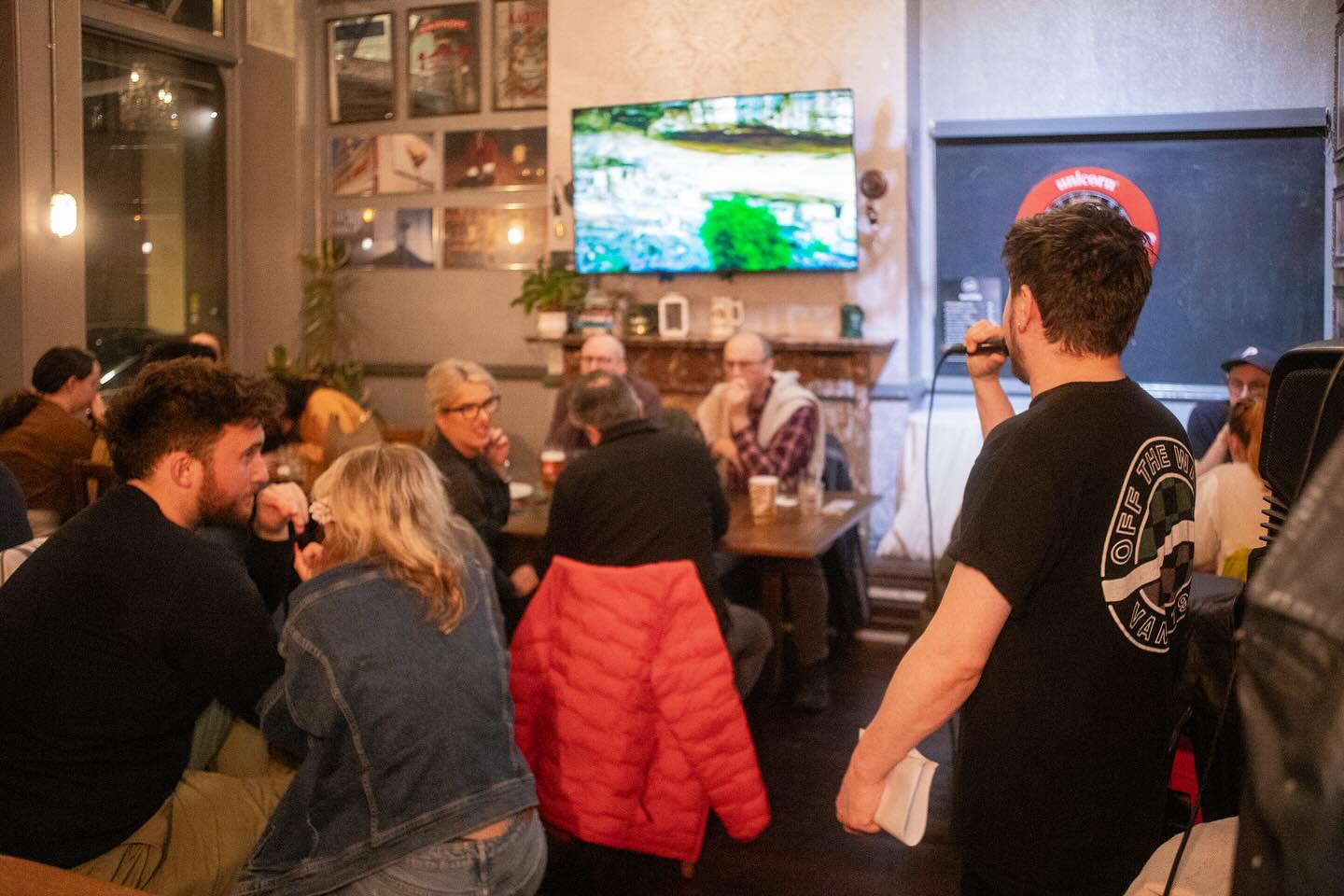 Sunday Quiz Night!
Kicks off at 7pm with the one and only Quiz Joe at the helm.
Top prize? A £50 bar tab and a £20 @rackcityribs voucher.
Brains, banter, and BBQ — don’t miss it!
#pubquiz #camden #quiznight #londonpub #goldenlion