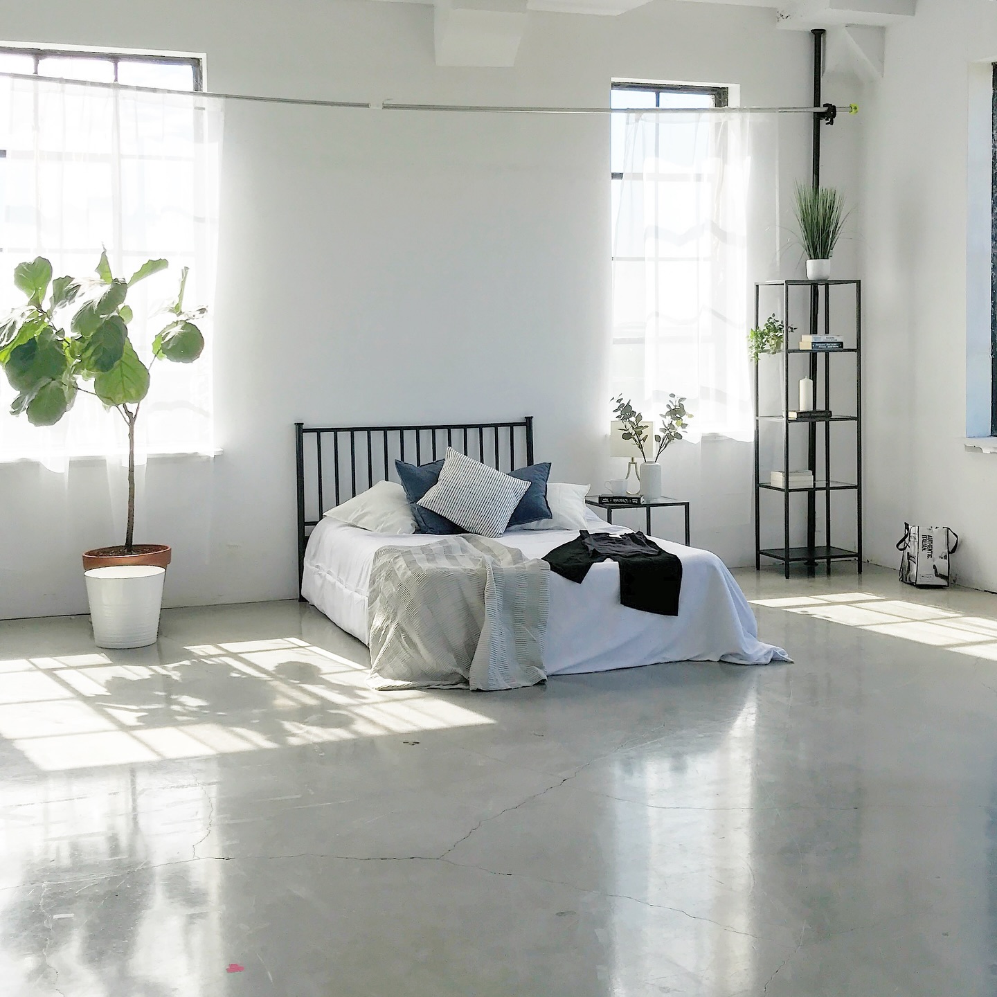 production design is something I’ve always loved, but when you’re creating an entire bedroom, make sure you have enough trunk space 🙃
📸 @curleighcreative
#productiondesign #setdesign #setstyling #photoshoot #fashion #contentcreation #marketing