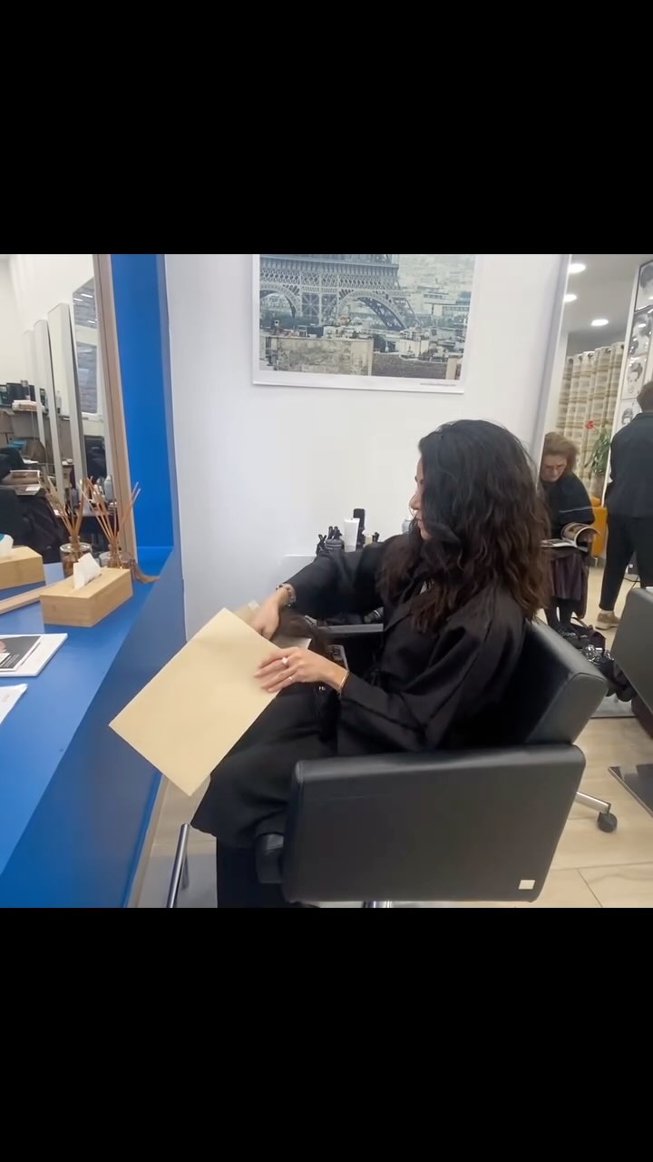 ✨Un nouveau look pour notre cliente qui donne la chance à quelqu’un de retrouver son look aussi 😉 #CoiffureDeLuxe #Coiffures #Coiffeur #CoiffureMariage #TendanceCoiffure #Brunette #CheveuxNoirs #CheveuxFrisés #CheveuxBruns #Blond #Paris #ParisHair #CoiffeurParis #ParisianStyle #ParisianHair #Balayage #BalayageArtists #BalayageSpecialist #CoupeDeCheveux #ColorationDeCheveux #HairGoals #Hairstyles #Hair #HairCare #Hairdresser #2025 #French #FrenchStyle #NYC