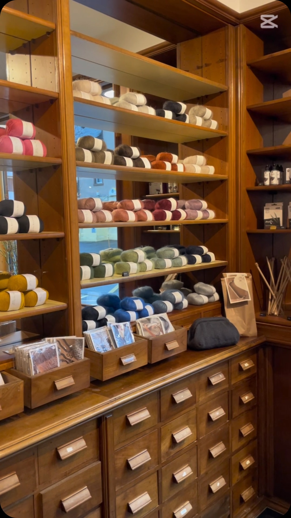 Ein halbes Jahr Fibre Atelier ✨
Vor genau einem halben Jahr hat das Fibre Atelier zum ersten Mal seine Türen geöffnet. Ein kleines Jubiläum für eine noch junge Unternehmensgeschichte – doch Feste müssen gefeiert werden!
Vielen Dank für all eure Besuche, eure Einkäufe, euer Feedback, euer Weitererzählen und euer Wiederkommen!
Jeder Besuch und jede Event-Anmeldung bedeuten mir die Welt.
So geht es bestimmt auch anderen kleinen Unternehmen – danke, dass ihr sie unterstützt und lebendig haltet.
Auf das nächste gemeinsame halbe Jahr!
#fibreatelier #smallbusiness #localyarnshop #localfabricshop