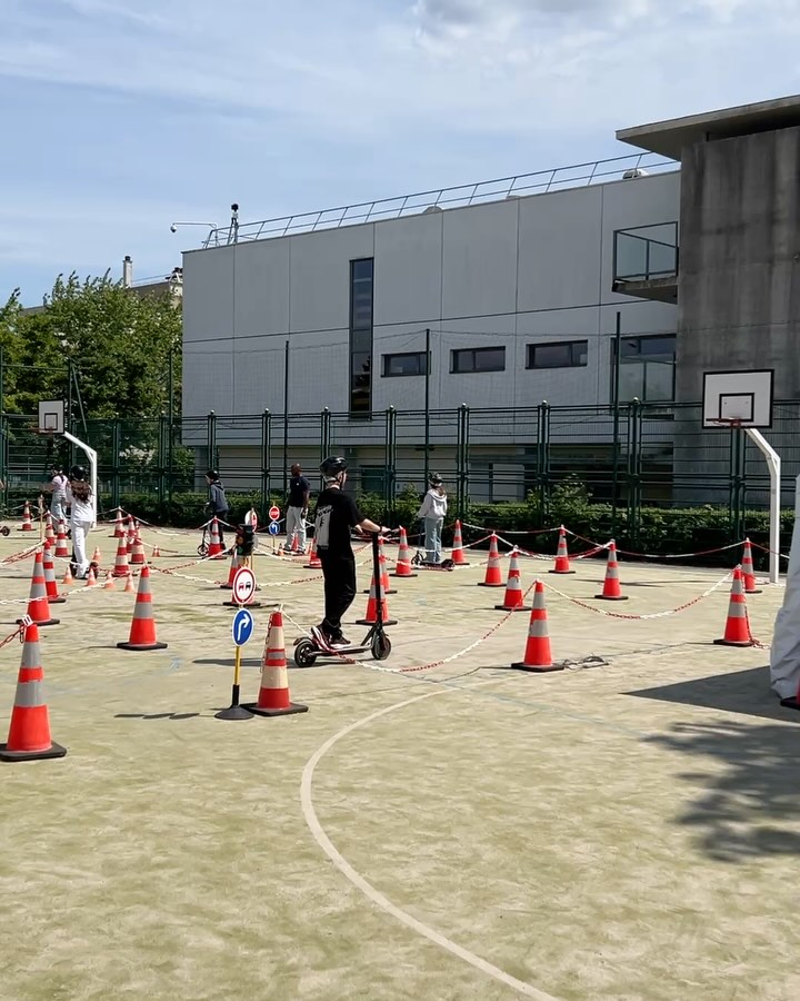 Semaine sécurité routière sur la @villevillejuif.
Circuit balisé, bonne règle à suivre sur la route, panneaux de signalisation et conduite en trottinettes électriques…
Les collègiens de la ville peuvent profiter d’une semaine de prévention routière organisée par la mission prévention de la ville de Villejuif.
Toujours de la bonne humeur et de l’écoute pour des moments de partage.