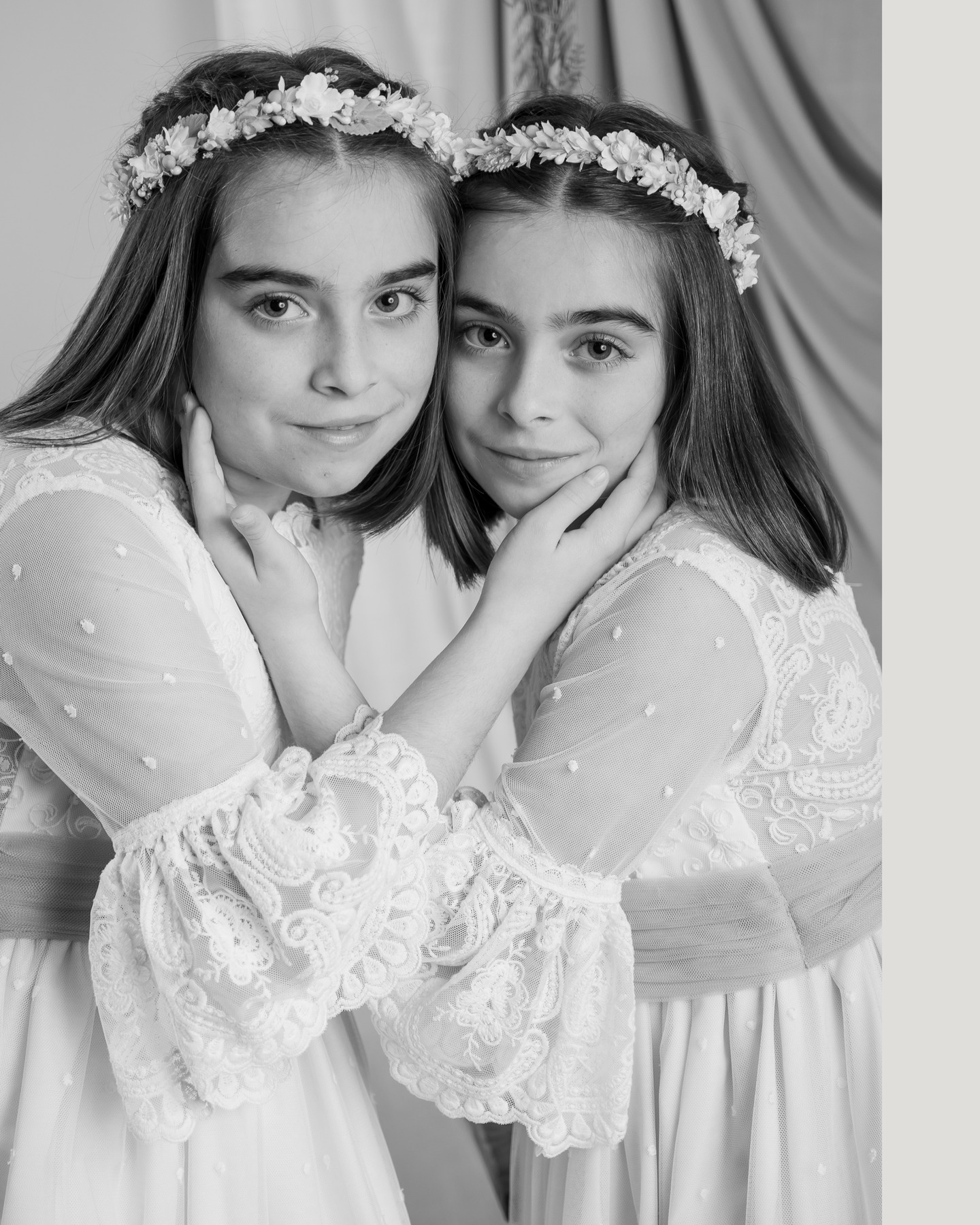 Aiss...Mis preciosas gemelas, Vera y Aroa🌿
¿Sabéis lo más bonito de trabajar con estas edades?La capacidad de conexión que puedes crear con ellos... llegan sin conocerte de nada, tímidos muchos de ellos... poco a poco vas formando ese vinculo, haces que confíen en ti, en que se suelten, sonrían, que sean ellos mismos.. Pero sobre todo, sabes que lo has hecho bien, que has dado todo de ti cuando te dan un abrazo antes de marchary te dicen que se lo han pasado genial.
En esta campaña, siempre siempre, aprendo algo nuevo y ¿Adivinar qué? Siempre me lo enseñan ellos!🖤
.
.
.
.
.
#fotografiainfantil #photoftheday #comuniones #fotografiacomunion #dailyphoto #photo #infantil #nikon_photography_ #nikon_photography #fotografiafamiliar #fotografoasturias #nikonz6