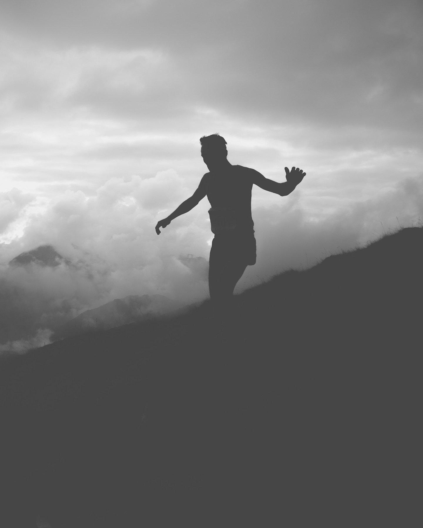 L’endurance : bien plus qu’une histoire de jambes.
Un concept, souvent réduit à la seule performance physique. Pourtant, cela va bien au-delà.
Weineck la définissait comme “la capacité psycho-physique à résister à la fatigue.”
Samuel Marcora, lui, parlait d’une lutte constante pour continuer malgré un désir croissant d’arrêter.
(Techniquement, c’est la définition de l’effort — mais elle résume parfaitement ce qu’implique l’endurance.)
Quelle que soit la définition que vous préférez, deux dimensions indissociables émergent : le corps et l’esprit.
L’un ne va pas sans l’autre. Peu importe la distance ou la discipline, la performance repose toujours sur ce duo.
Comment vous percevez la douleur, ce qui vous motive, votre rapport à la compétition, vos pensées en plein effort, votre quotidien…
Tous ces éléments vous influencent bien plus que vous ne l’imaginez.
Aujourd’hui, la physiologie prend le dessus dans le discours. Plus visible. Plus mesurable. Plus “vendeur”.
Et pourtant, les datas ne racontent pas tout.
Un capteur peut détecter une baisse de performance. Mais il ne te dira pas la cause.
Le corps et le cerveau sont intimement liés et si vous voulez comprendre ce qui vous limite vraiment… vous devez apprendre à écouter les deux.