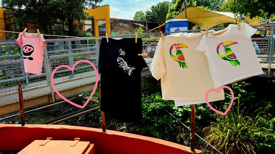 Viel zu selten schaffe ich es, euch mitzunehmen und Einblicke in die Workshops zu geben – geschweige denn die tollen Ergebnisse zu zeigen. Diesmal hab ich’s endlich mal wieder geschafft!
Es war ein wundervoller Siebdruck-Workshop mit lieben Menschen, fantastischer Stimmung und kreativen Motiven.
Alle haben sich entschieden, ihre eigenen Designs zu schneiden – und die Ergebnisse sind einfach nur wow.
Der nächste öffentliche Workshop findet am 15.06.25 statt –
schnapp dir deinen Platz über www.minagarcia.de
Ich freu mich auf euch!
Du möchtest lieber einen privaten Workshop buchen – mit Freund:innen, für Euer Teamevent oder einen kreativen Kindergeburtstag?
Meld dich gern direkt bei mir!
#siebdruck #workshopliebe #kreativsein #diyworkshop #druckliebe #kunstworkshop #kreativezeit #selbermachen #kreativevents #siebdruckliebe #teamworkshop #kindergeburtstagideen #workshophamburg