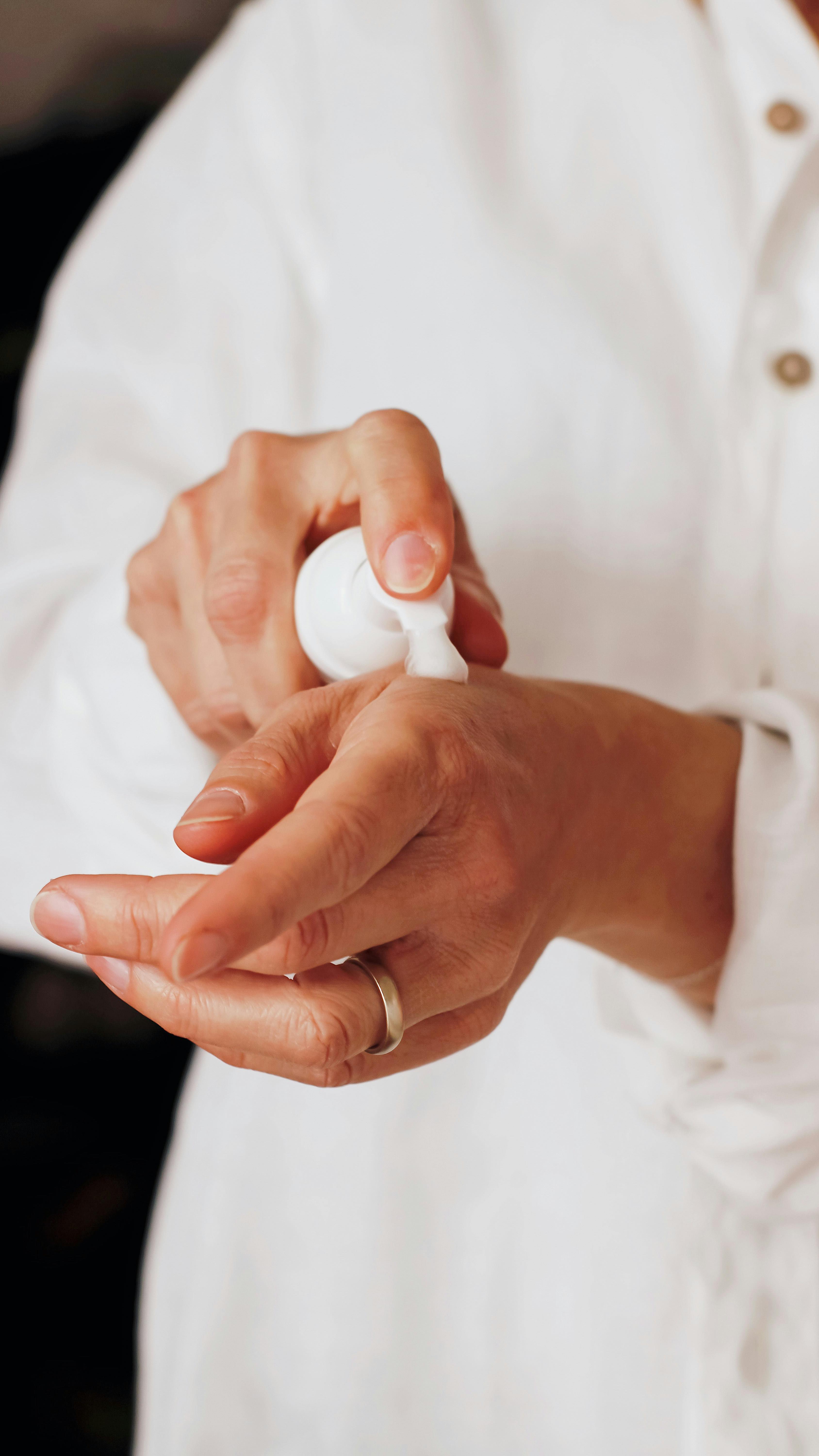 ✨ Professionelle Gesichtsreinigung – warum sie so wichtig ist! ✨
Deine Haut braucht mehr als nur Wasser und Waschgel! 🧼 Bei einer professionellen Gesichtsreinigung entfernen wir die abgestorbenen Hornzellen der obersten Hautschicht – damit deine Haut wieder atmen kann 🌬️ und alle wichtigen Vitamine aufnehmen kann, die sie braucht 🥦💧
Wir arbeiten oft mit einer Kombination aus Fruchtsäuren und Mikrodermabrasion, um die Haut nicht nur oberflächlich, sondern auch in der Tiefe gründlich zu reinigen 🧖♀️💎
Warum das wichtig ist?
👉 Um deine Poren klein zu halten
👉 Unreinheiten wie Mitesser und Akne zu vermeiden
👉 Deine Haut zum Strahlen zu bringen ✨
Gönn deiner Haut regelmäßig eine Auszeit – sie wird es dir danken! 💕
#gesichtsreinigung #hautpflege #mikrodermabrasion #skincareroutine #schönehaut #viennabeauty #facialtreatment #thurnbeauty #professionellepflege #hautgesundheit #porenverkleinern #glowingskin #hydroxysäuren #hautverjüngung #beautyroutine