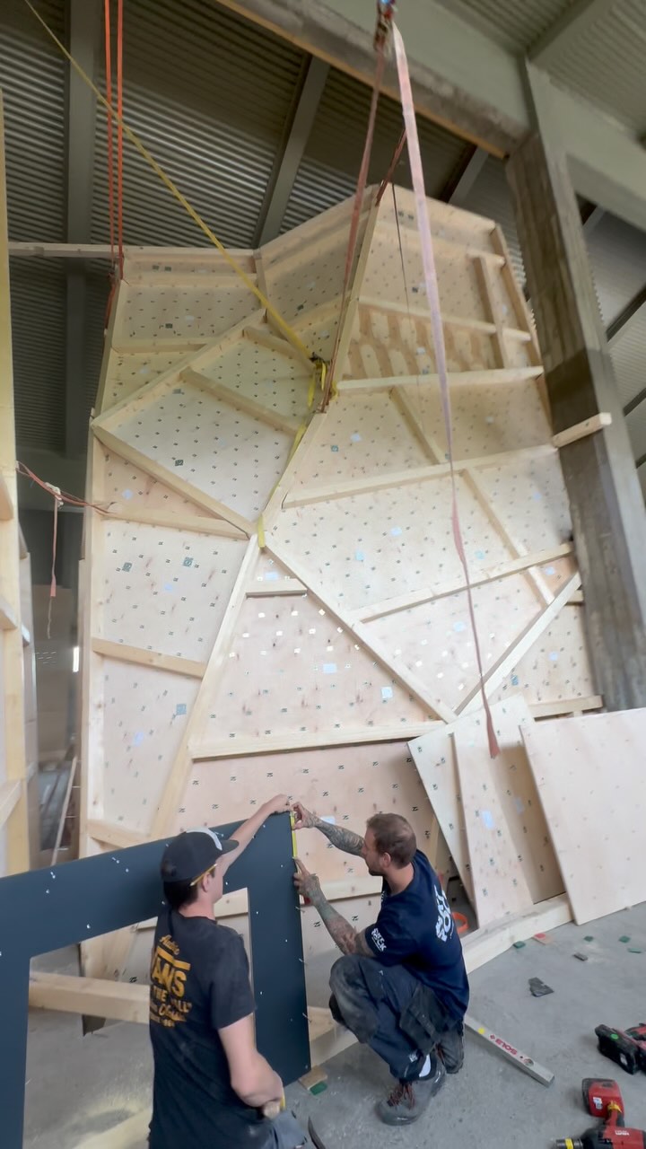 Línuklifurveggur í uppsetningu, hér er hver dagur öðrum betri🤗
Við stefnum á að opna nýju aðstöðuna okkur í Dalsbraut 1, 600 Akureyri, í lok sumars! Hlökkum til að taka á móti ykkur❤️