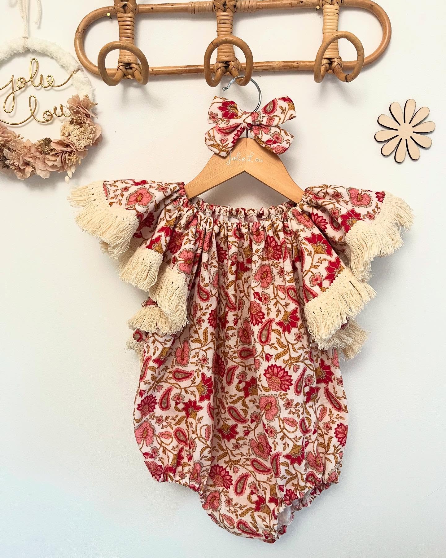 🌺Barboteuse Shantaya🌺
Faut il vraiment une légende…
On est d’accord pour dire que c’est une merveille non?
Les fans des maxi volants à frange on lève la main 🙋♀️
#barboteuse #creatricebébé #créatrice #boho #ministylekids #babygirl #look #summervibes