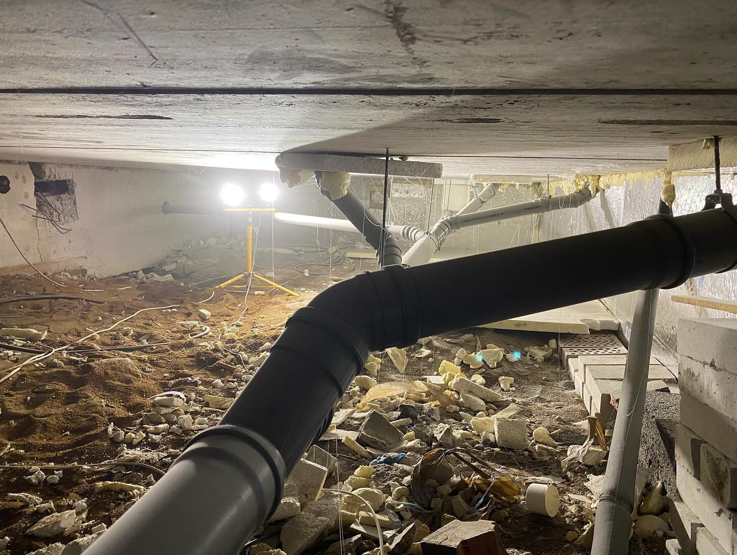 Mihis sitä ihmislapsi tänään laittoi itsensä.. putkimiehen avuksi, kun selviteltiin missä vika, kun tilasta tulee pahaa hajua… Syyllinen löytyi.. viemäriputken kannake oli pettänyt ja putki irronnut liitoksestaan. Ja kyllä… hajumaailma ei ollut paras mahdollinen 😅