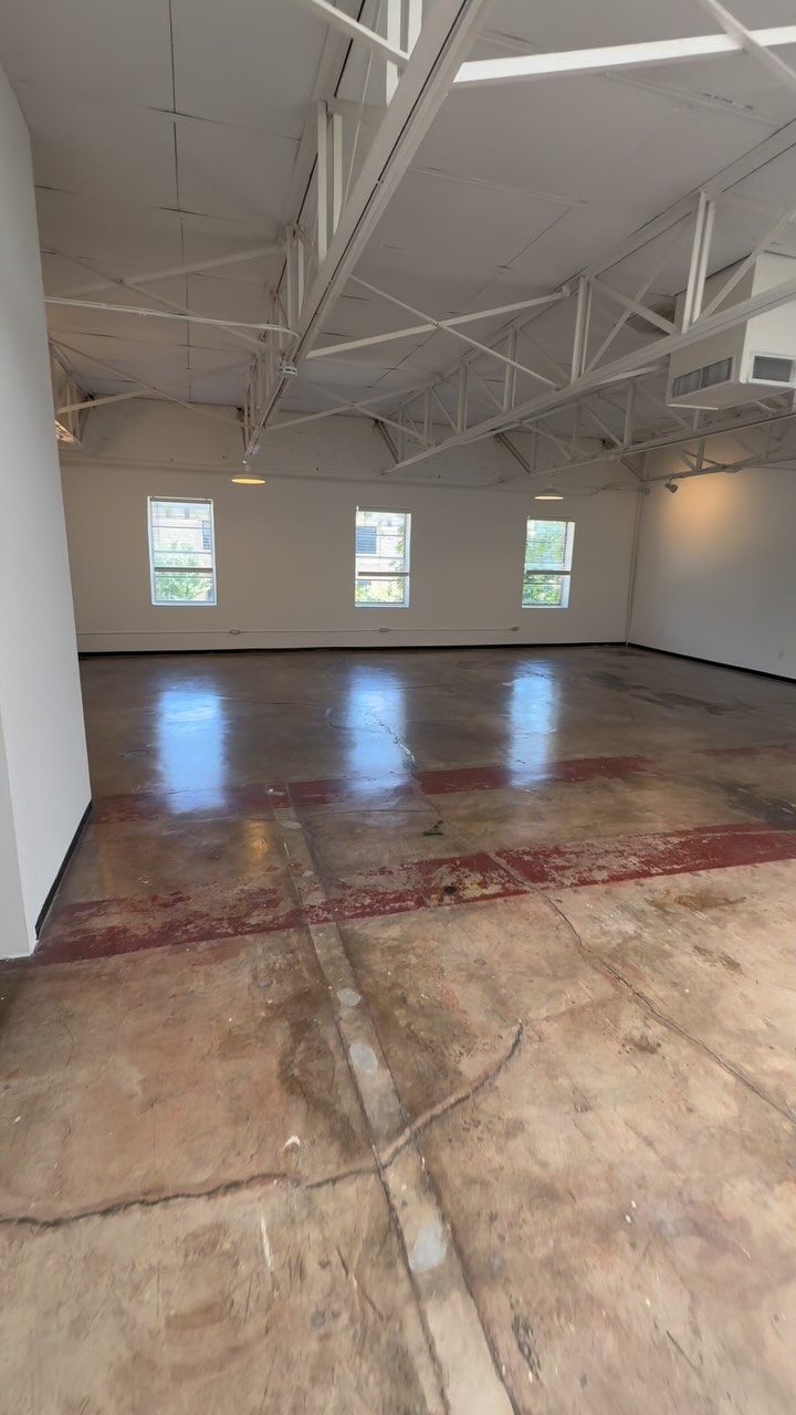 Bright, bold, and full of potential ✨
This available loft features abundant natural light, sleek concrete floors, and a layout ready for your personal touch!
BONUS: Your walk home includes a hallway gallery curated by one of our talented tenants. Come see the art of living at Expo Park!
#LiveLaughLoft #LivingInDallas #DallasLoft #ExpoPark